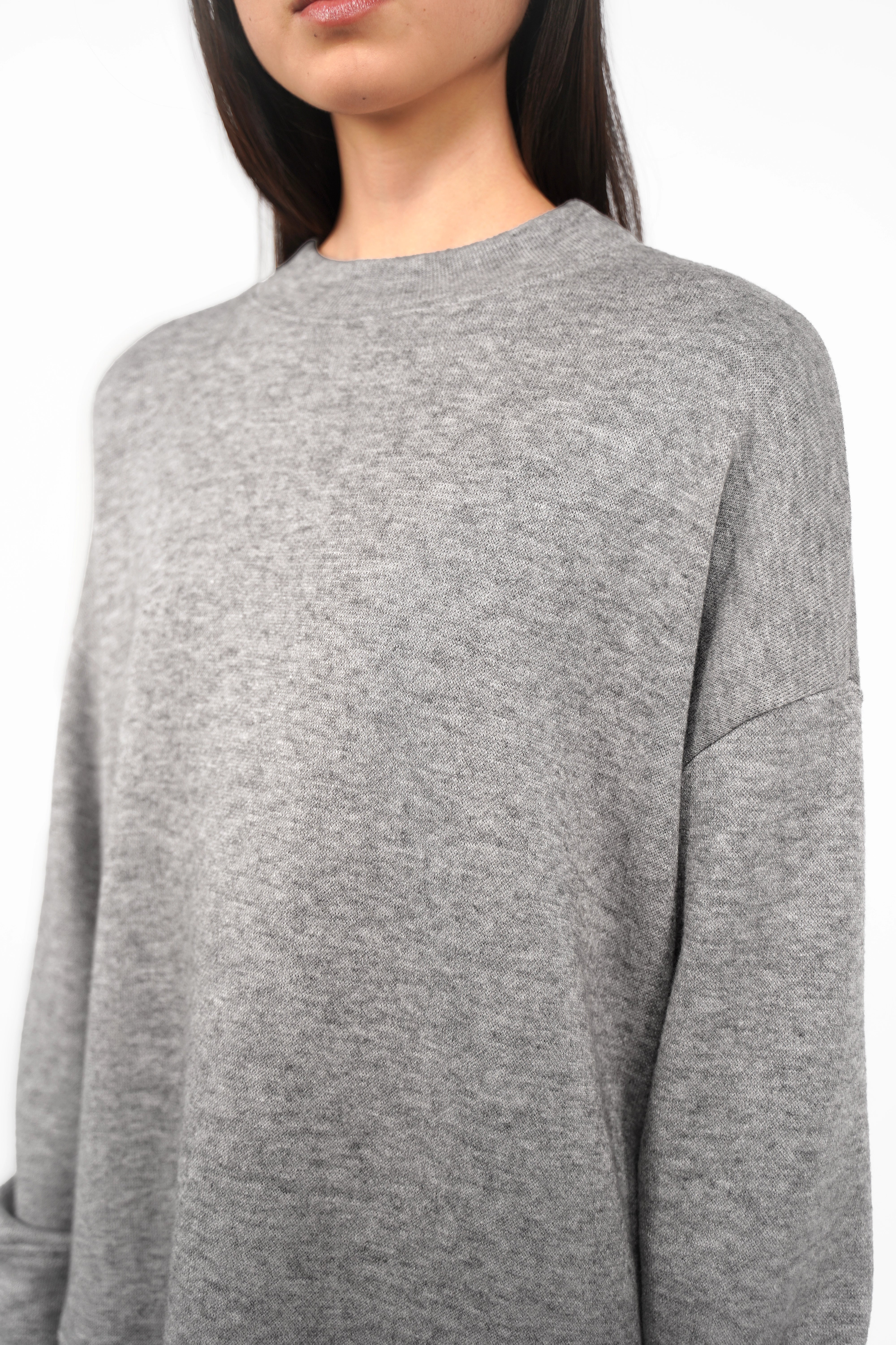 PATI.K graues Oberteil aus softem Feinstrick mit Rundhalsausschnitt und Relaxed Fit