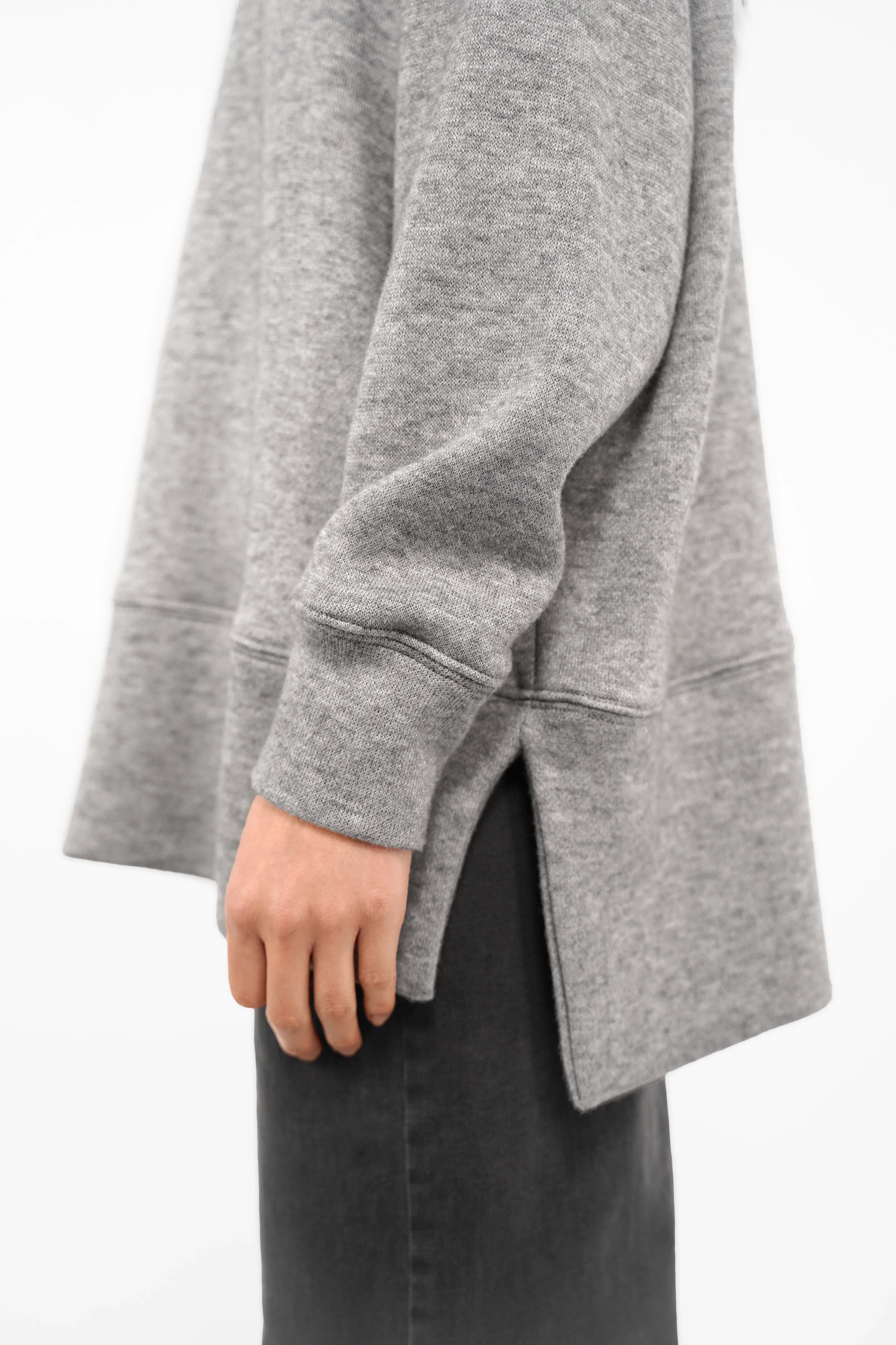 PATI.K Oberteil in softem grauem Feinstrick mit weitem Bund und seitlichem Schlitz