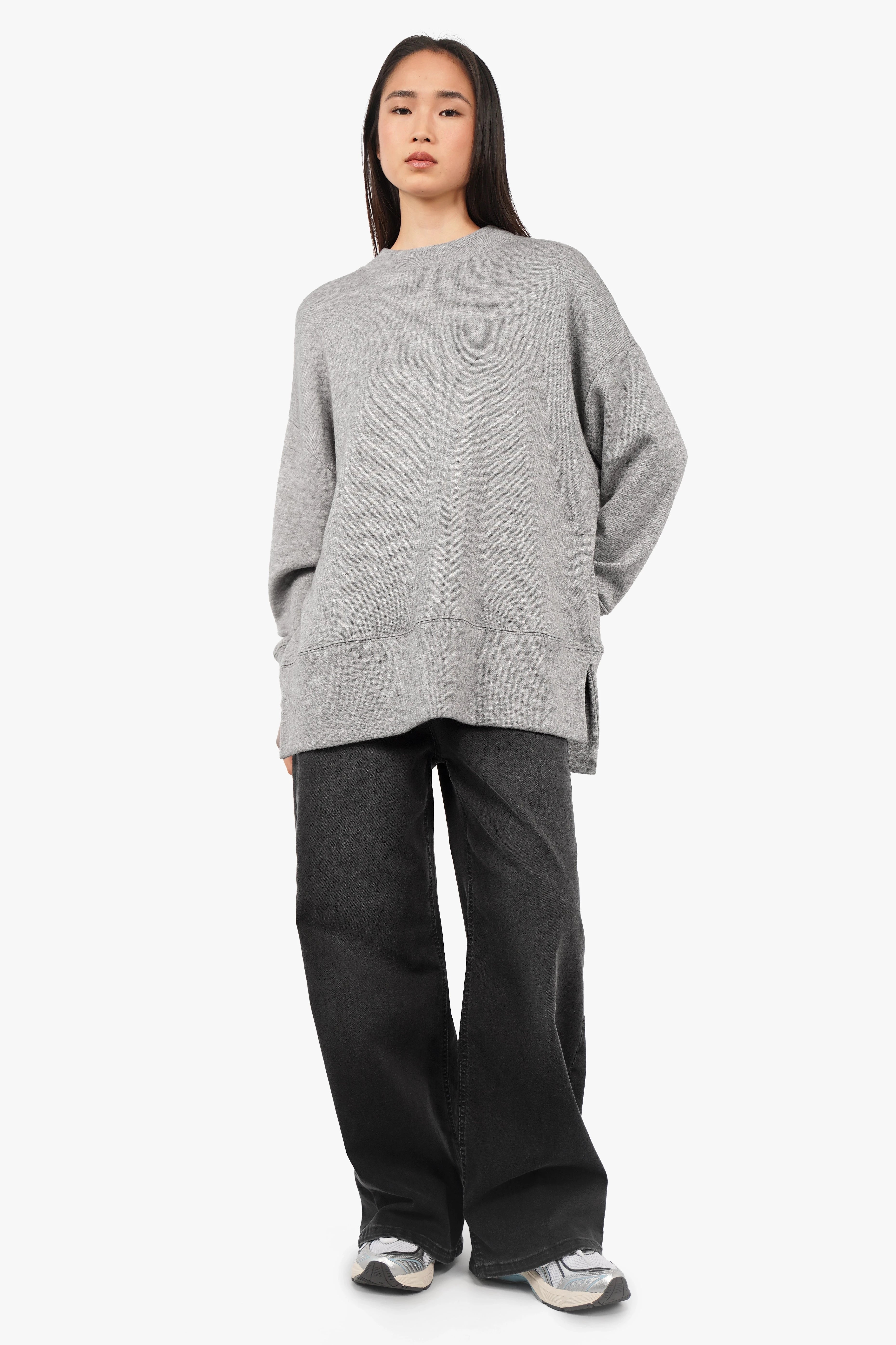 graues Oberteil aus softem Feinstrick mit Relaxed Fit und überschnittenen Schultern