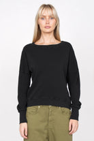 Schwarzes RIISA Longsleeve mit U-Boot Ausschnitt, überschnittenen Schultern und extrabreiten Rippbündchen in Regular Fit