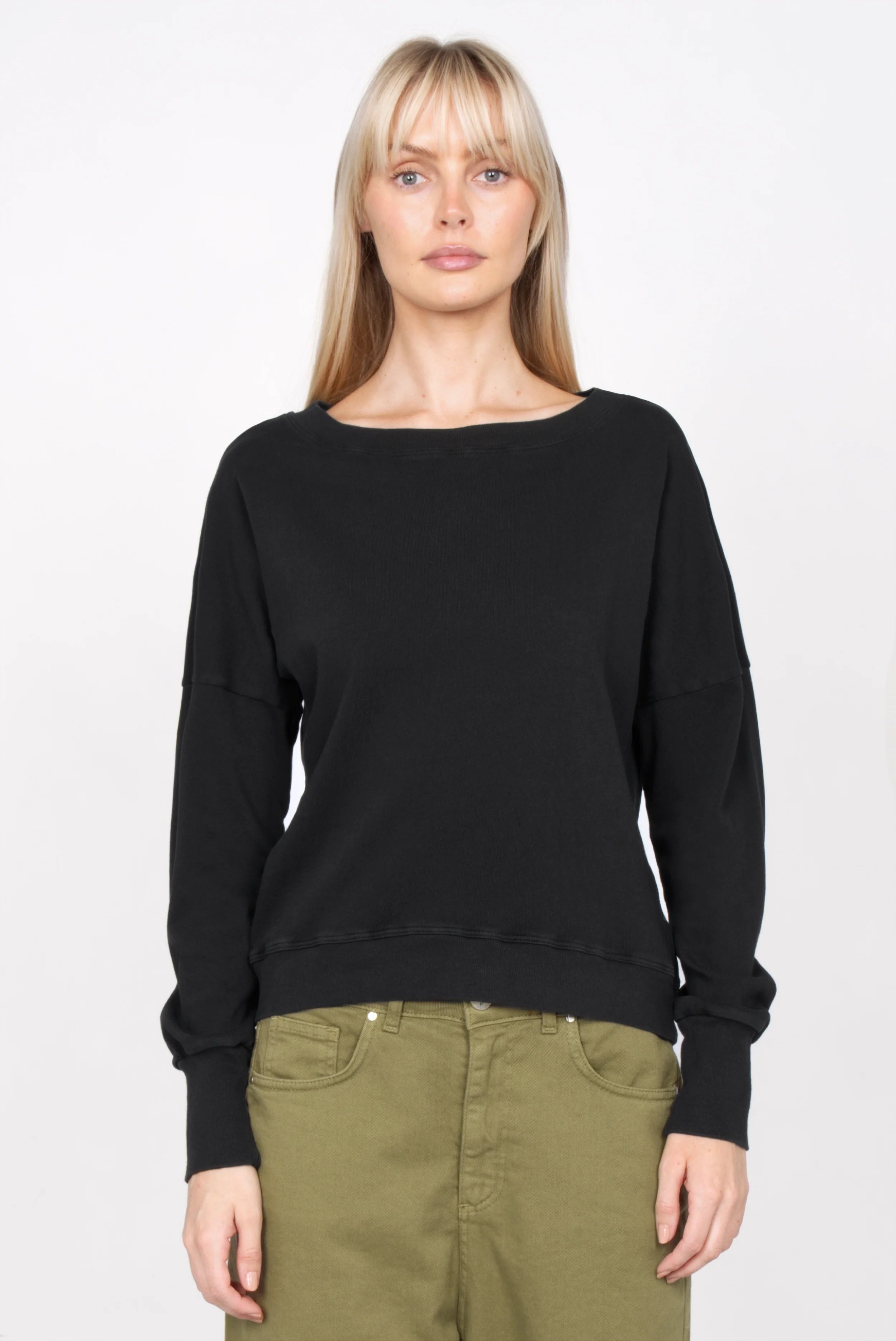 Schwarzes RIISA Longsleeve mit U-Boot Ausschnitt, überschnittenen Schultern und extrabreiten Rippbündchen in Regular Fit
