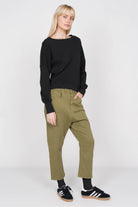 Schwarzes RIISA Longsleeve mit U-Boot Ausschnitt, überschnittenen Schultern und extra hohen Rippbündchen aus weichem Baumwolljersey.