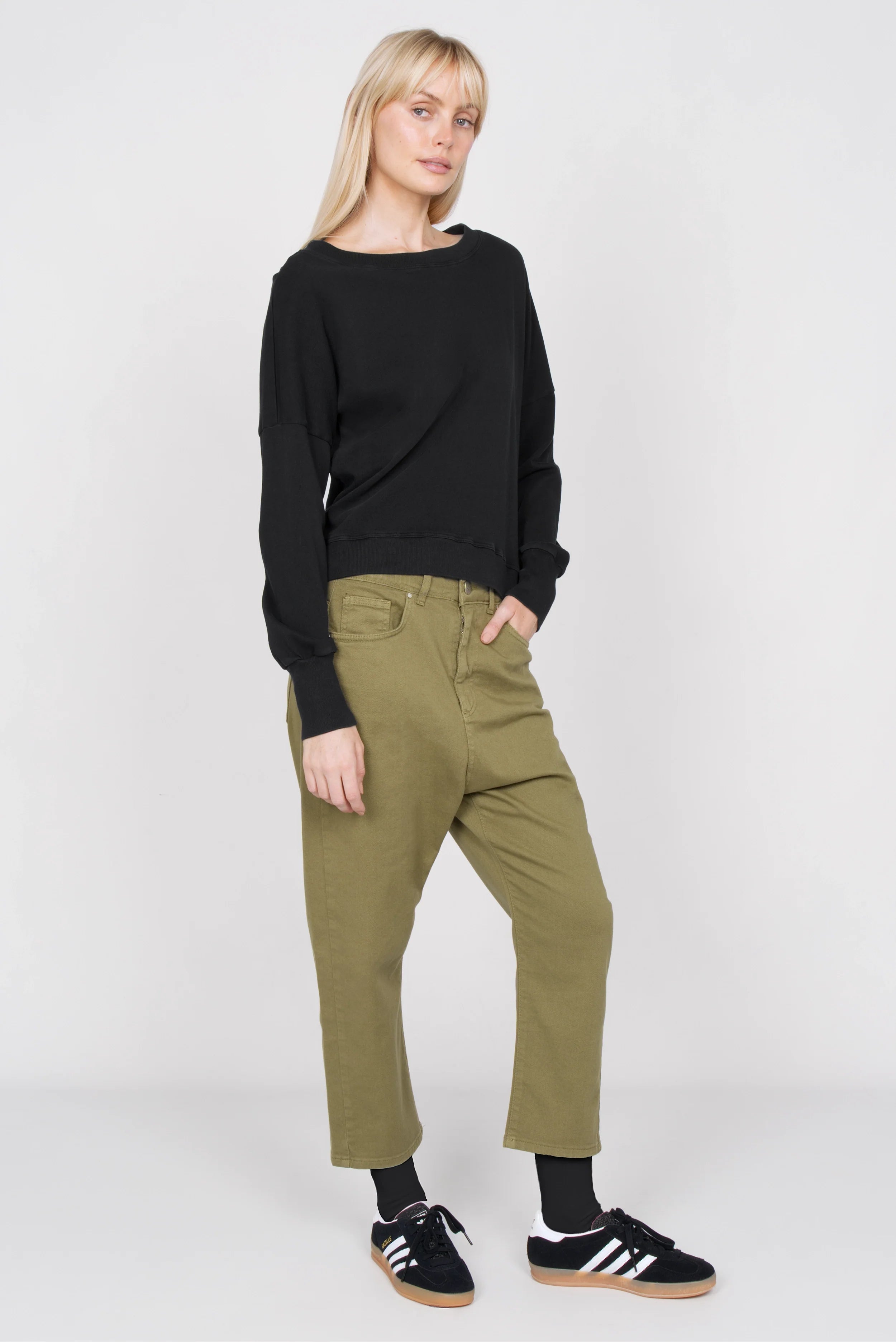 Schwarzes RIISA Longsleeve mit U-Boot Ausschnitt, überschnittenen Schultern und extra hohen Rippbündchen aus weichem Baumwolljersey.