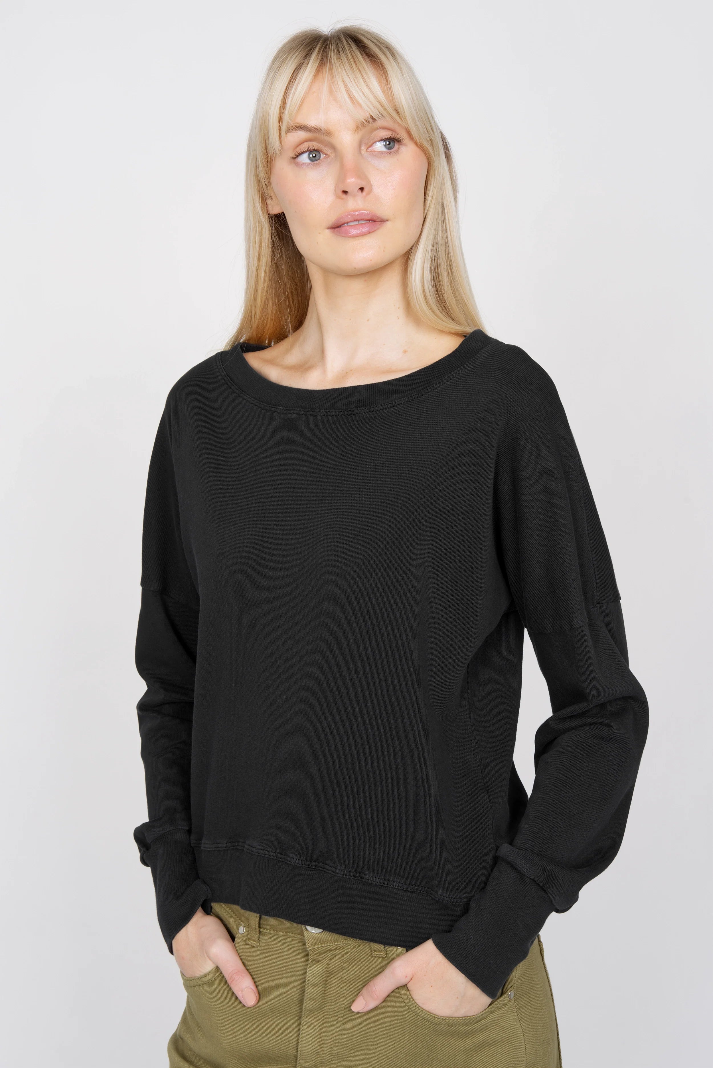 Schwarzes RIISA Longsleeve aus Baumwolljersey mit U-Boot Ausschnitt, überschnittenen Schultern und extra hohen Rippbündchen an Ärmeln und Saum.