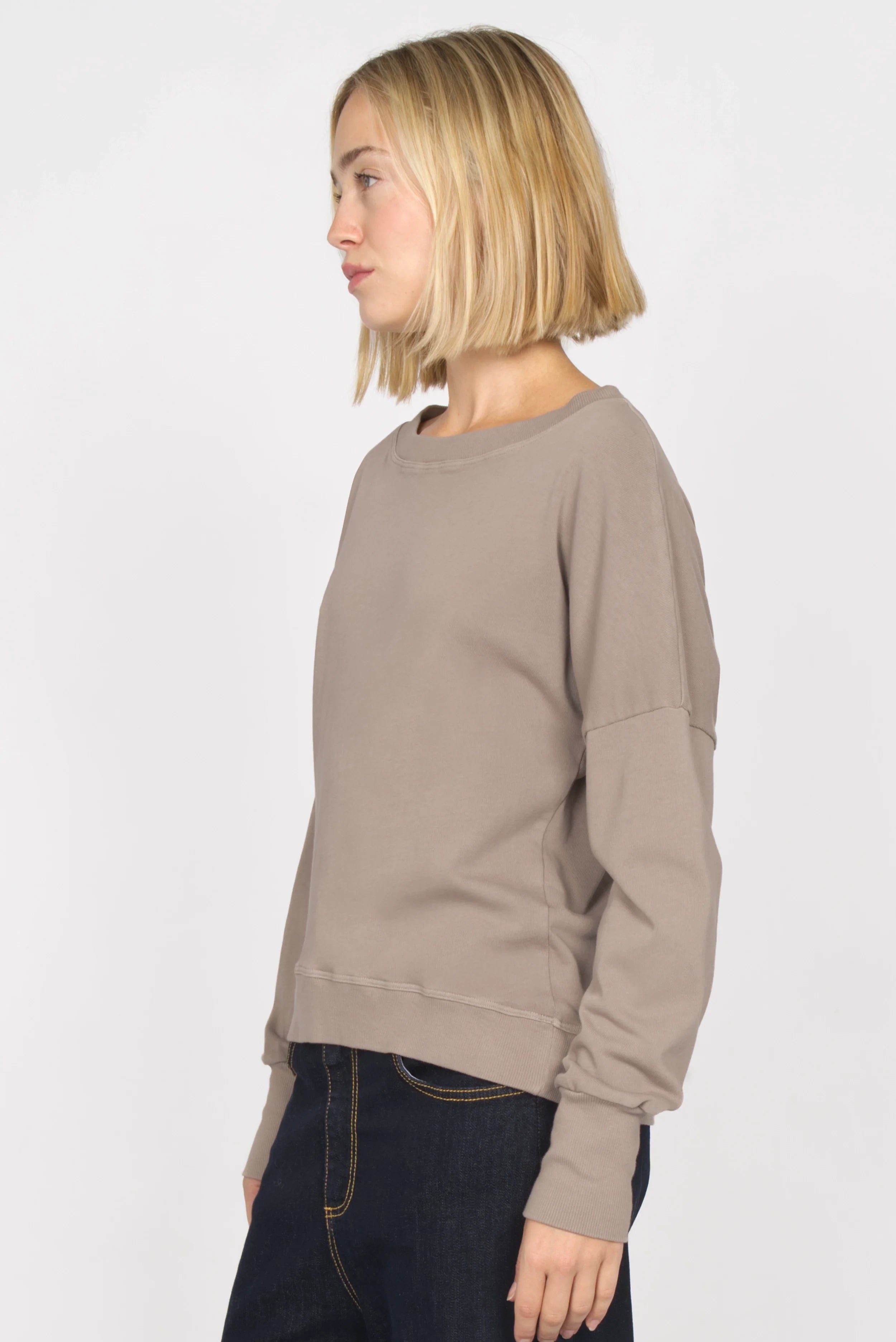 Beiges RIISA Longsleeve aus weichem Baumwolljersey mit U-Boot Ausschnitt und überschnittenen Schultern.