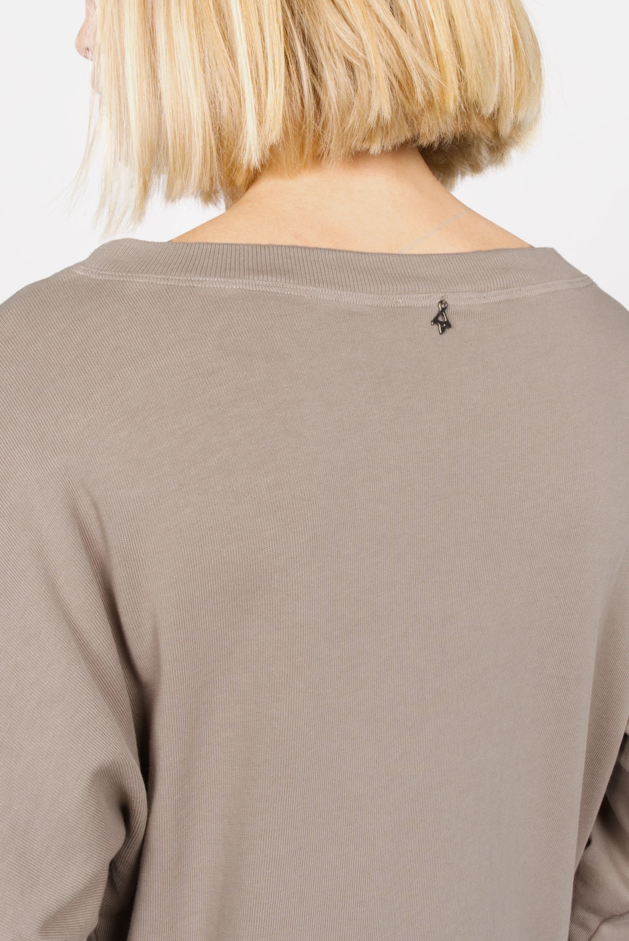 Rückansicht des RIISA Longsleeves mit U-Boot Ausschnitt und überschnittenen Schultern aus weichem Baumwolljersey in taupe