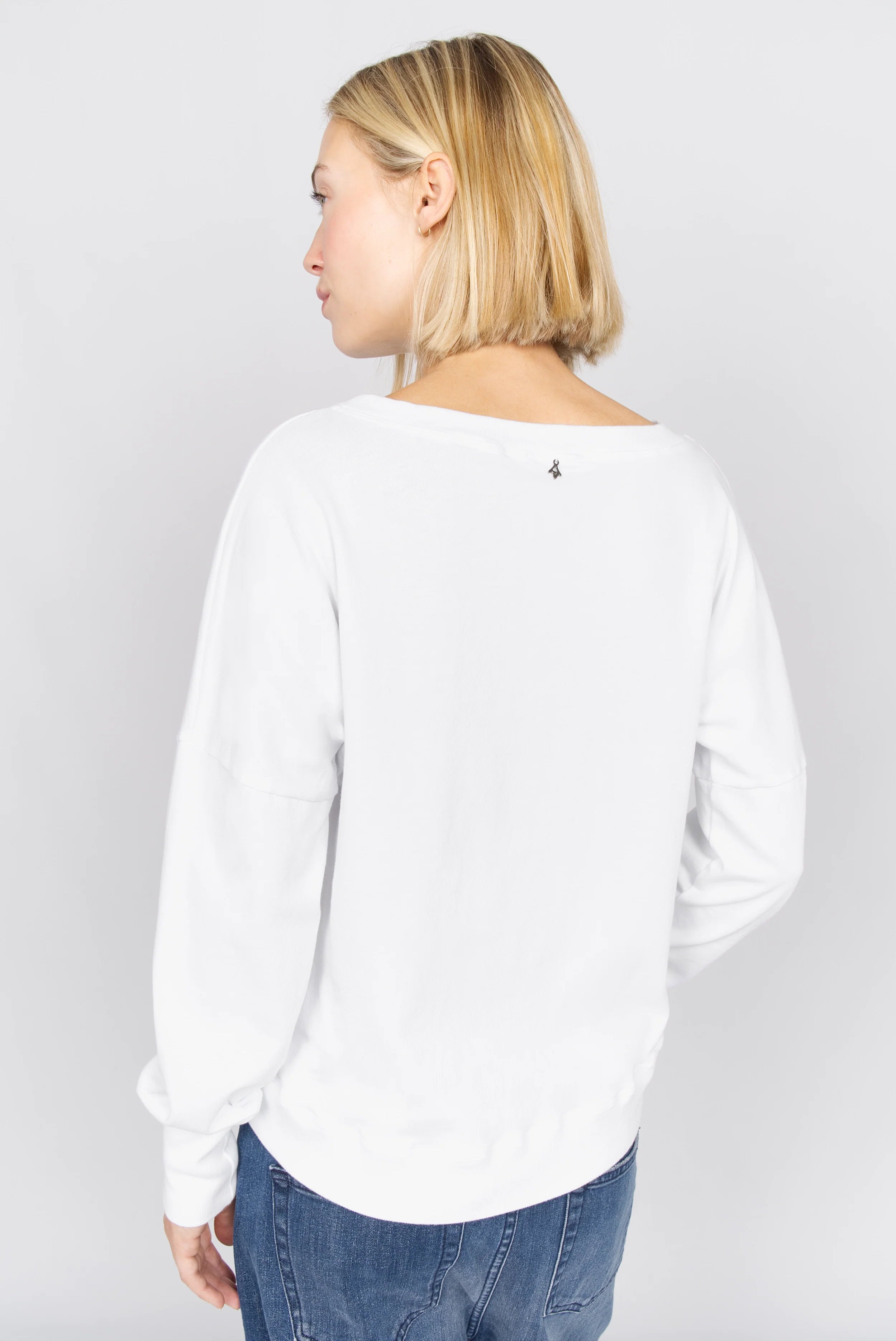 Weißes RIISA Longsleeve mit U-Boot Ausschnitt, überschnittenen Schultern und extra breiten Rippbündchen, hinten länger geschnitten, Regular Fit aus Baumwolljersey