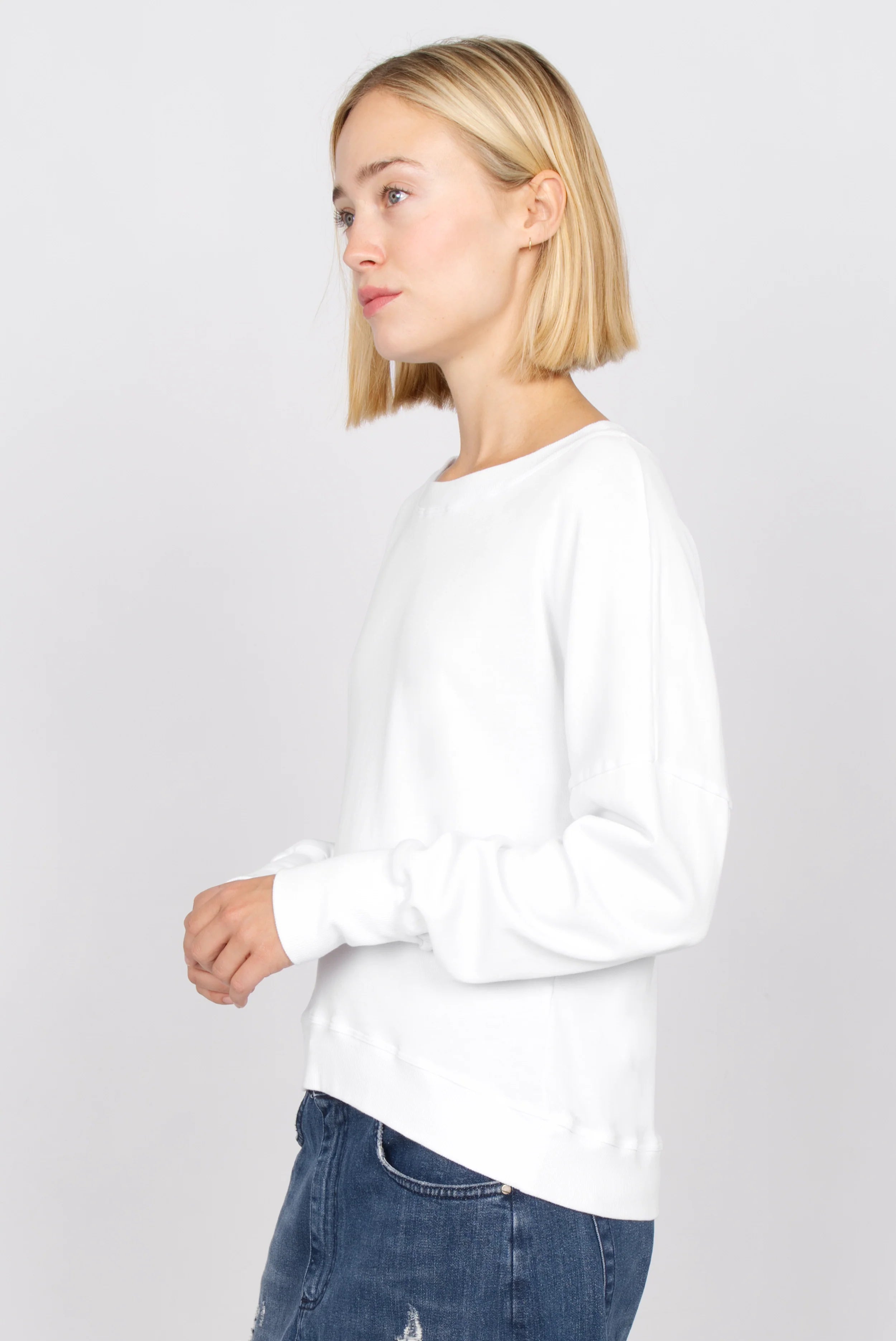 Weißes RIISA Longsleeve aus Baumwolljersey mit U-Boot Ausschnitt und überschnittenen Schultern, Regular Fit und extra breiten Rippbündchen