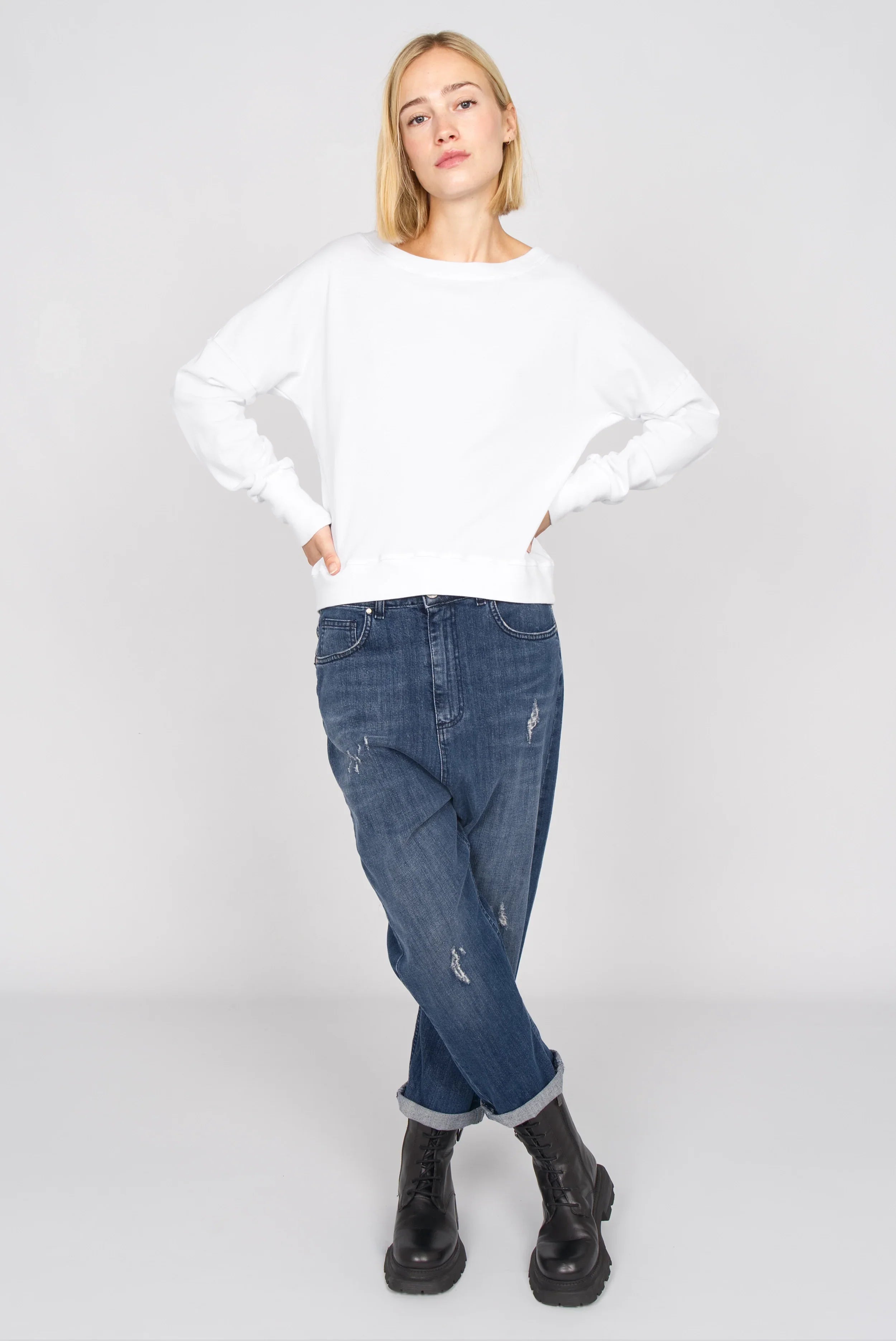 Weißes Longsleeve mit überschnittenen Schultern und extrabreiten Rippbündchen, aus hochwertigem Baumwolljersey.