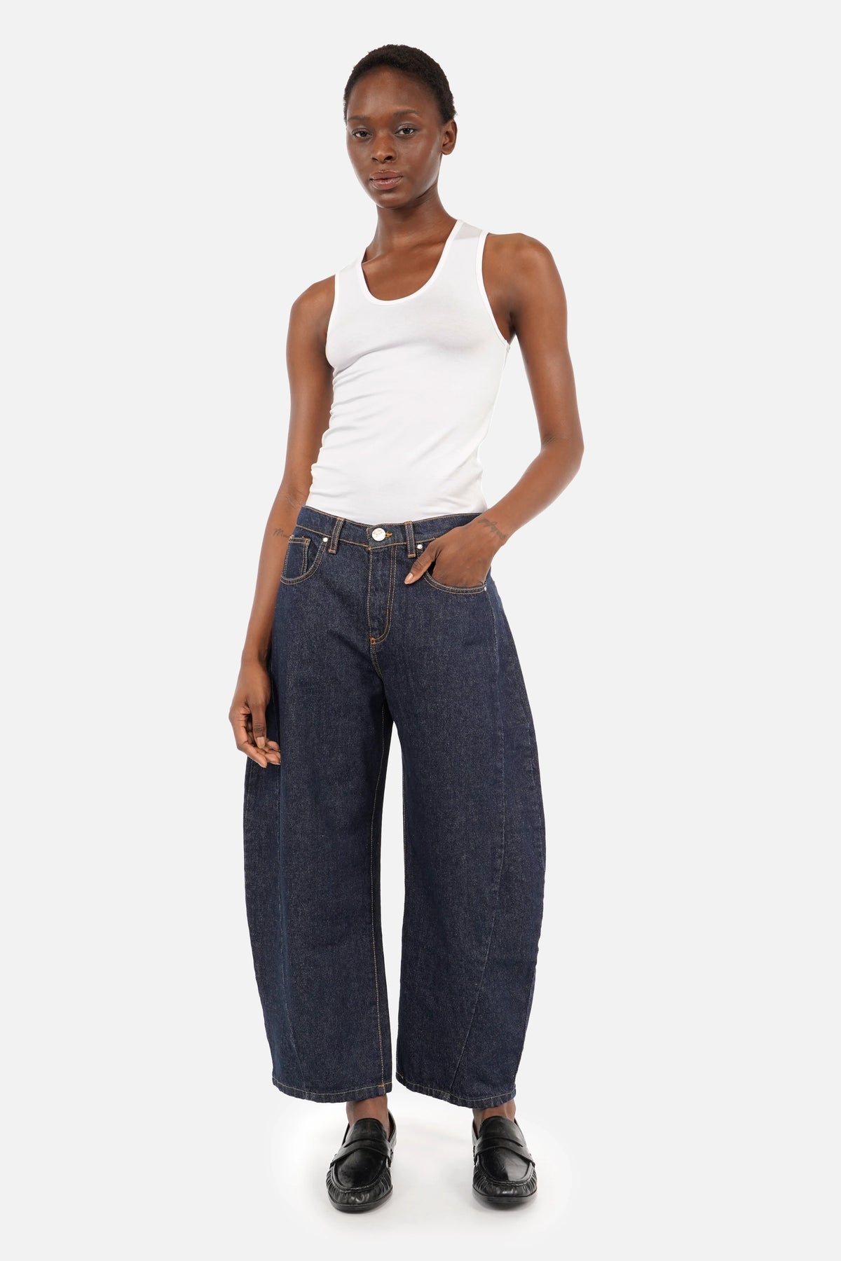 RJNNE Jeans in Barrel-Form aus italienischem Denim mit dunkler Ink-Waschung und verkürzter Beinlänge