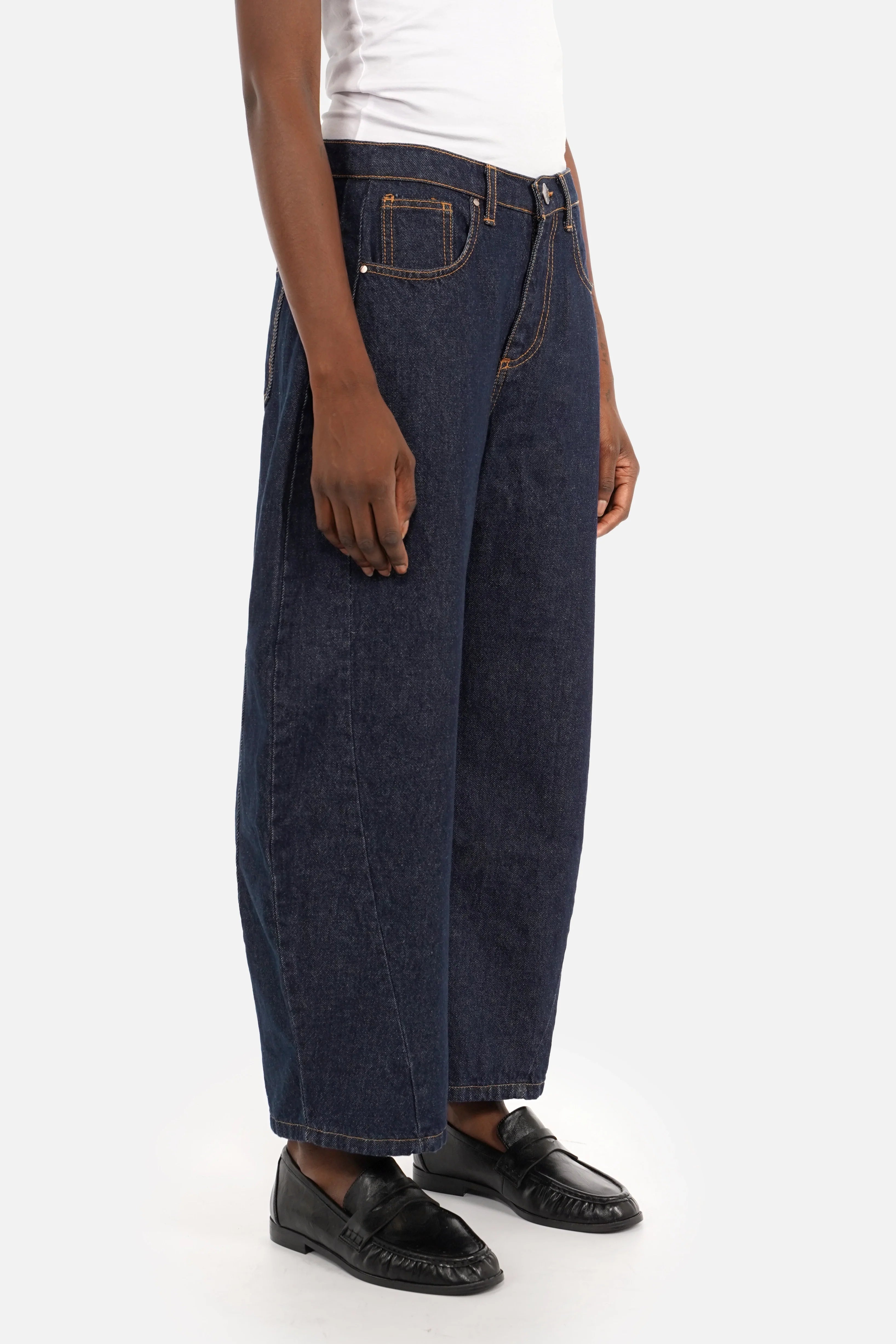RJNNE Jeans in Barrel-Form aus italienischem Denim mit dunkler Ink-Waschung und verkürzter Beinlänge in Relaxed Fit