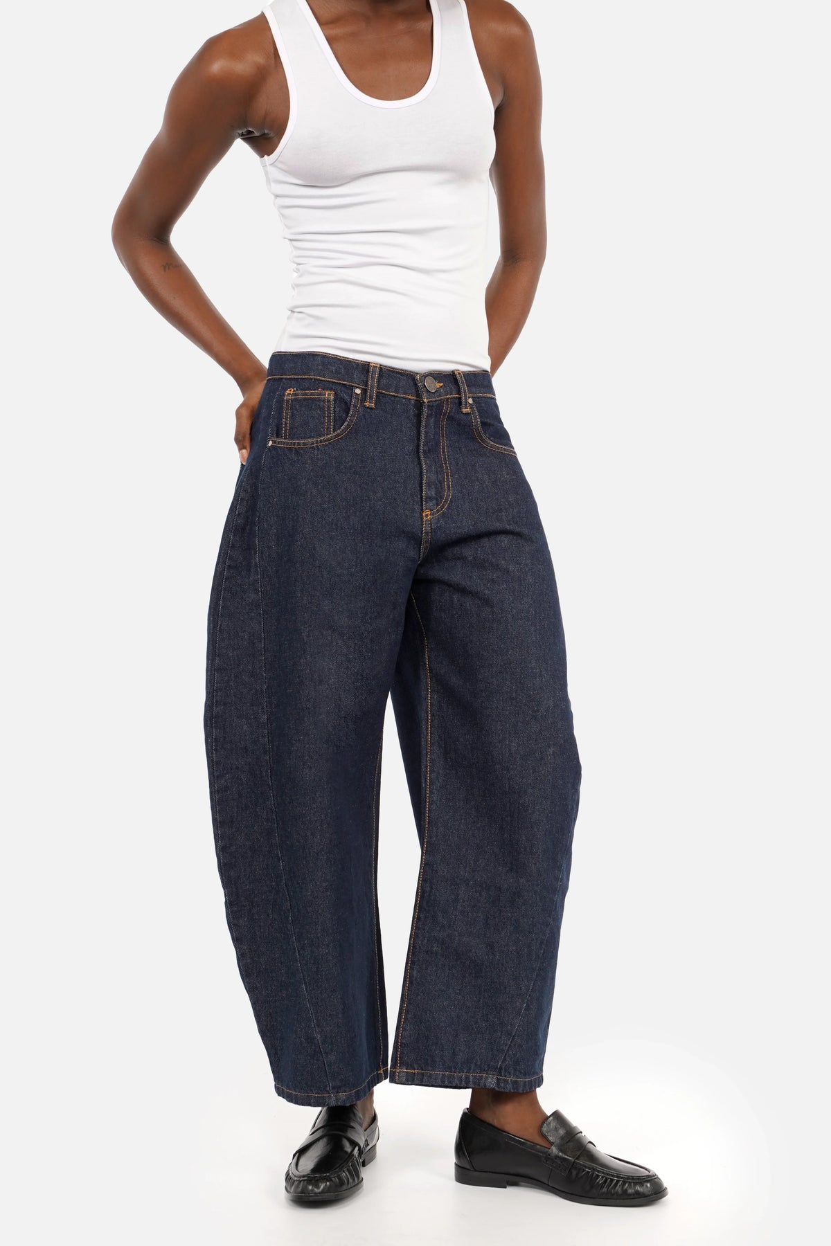 RJNNE Jeans in Barrel-Form aus dunklem Ink-Denim mit verkürzter Beinlänge und markanter Rundung