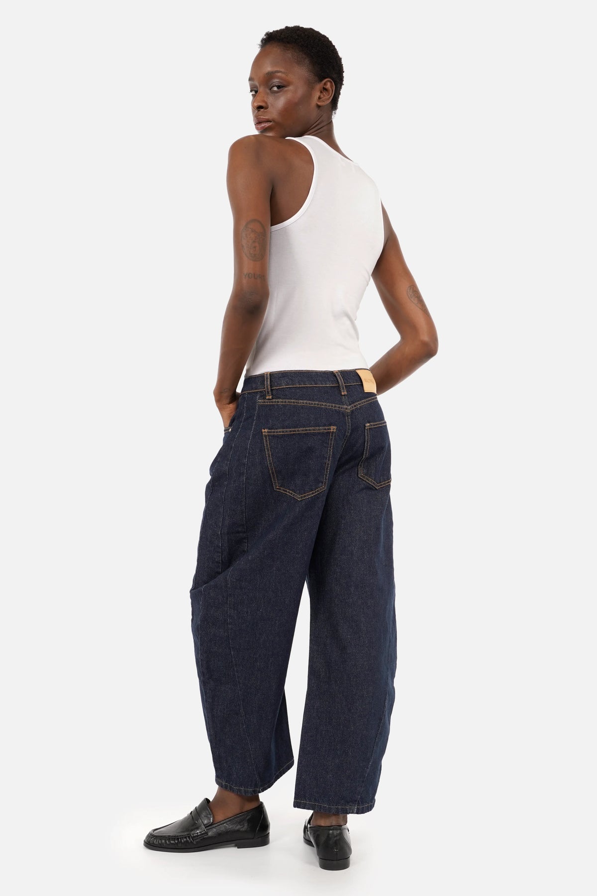 RJNNE Jeans in Barrel-Form aus dunklem Ink-Denim mit verkürzter Beinlänge und markanten Seitennähten, Relaxed Fit
