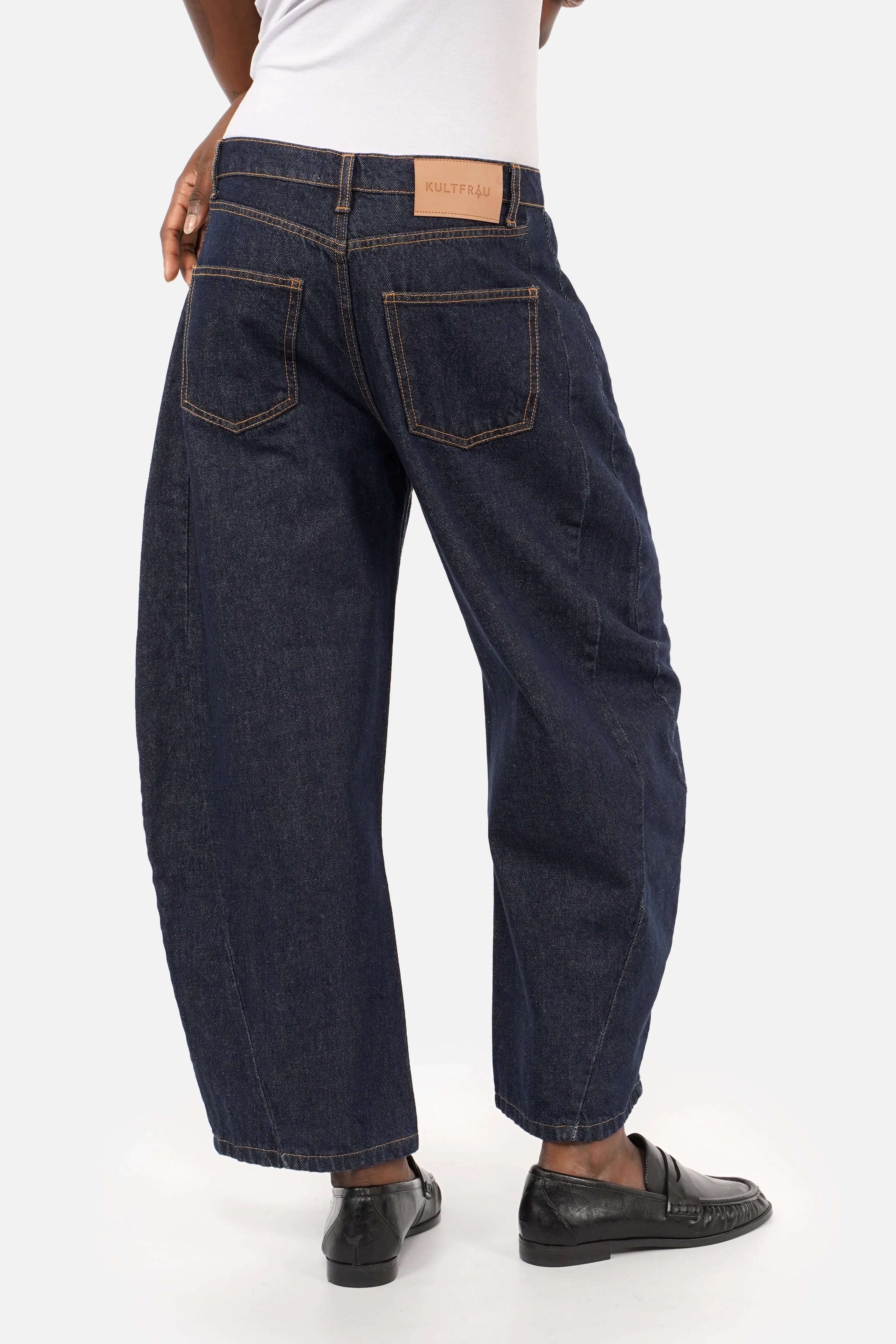 Dunkle RJNNE Barrel-Form Jeans aus italienischem Denim mit verkürzter Beinlänge und kontrastfarbigen Steppnähten