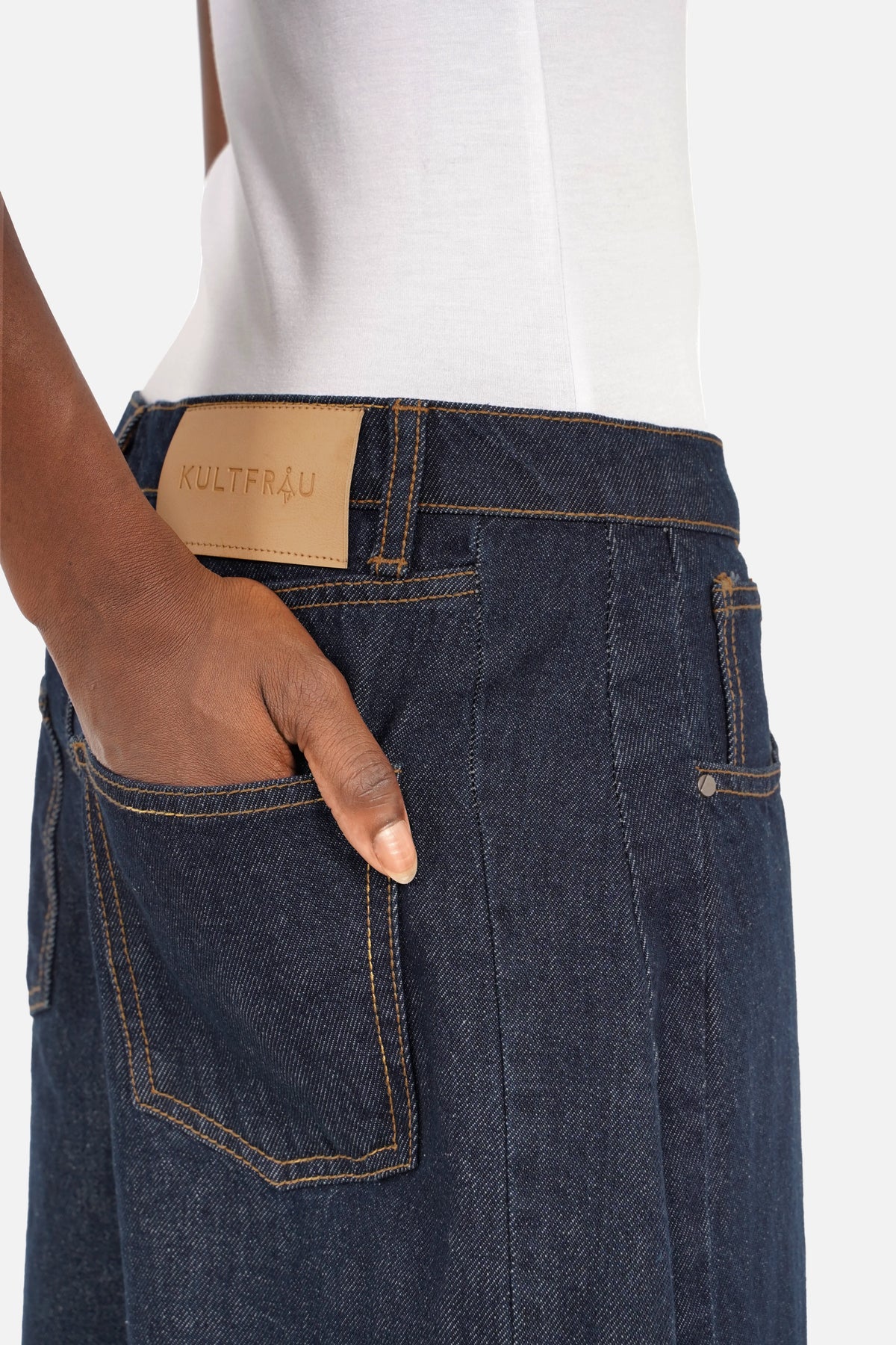 RJNNE Jeans in Barrel-Form aus italienischem Denim mit dunkler Ink-Waschung und verkürzter Beinlänge