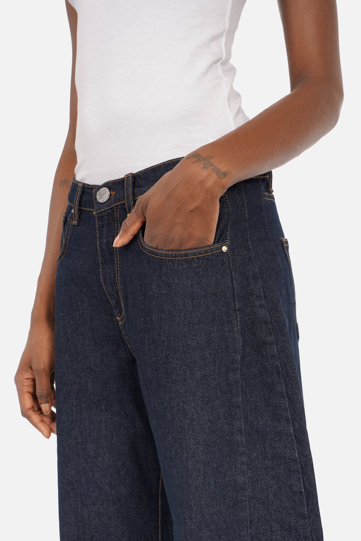 RJNNE Jeans in Barrel-Form aus italienischem Denim mit dunkler Ink-Waschung und verkürzter Beinlänge