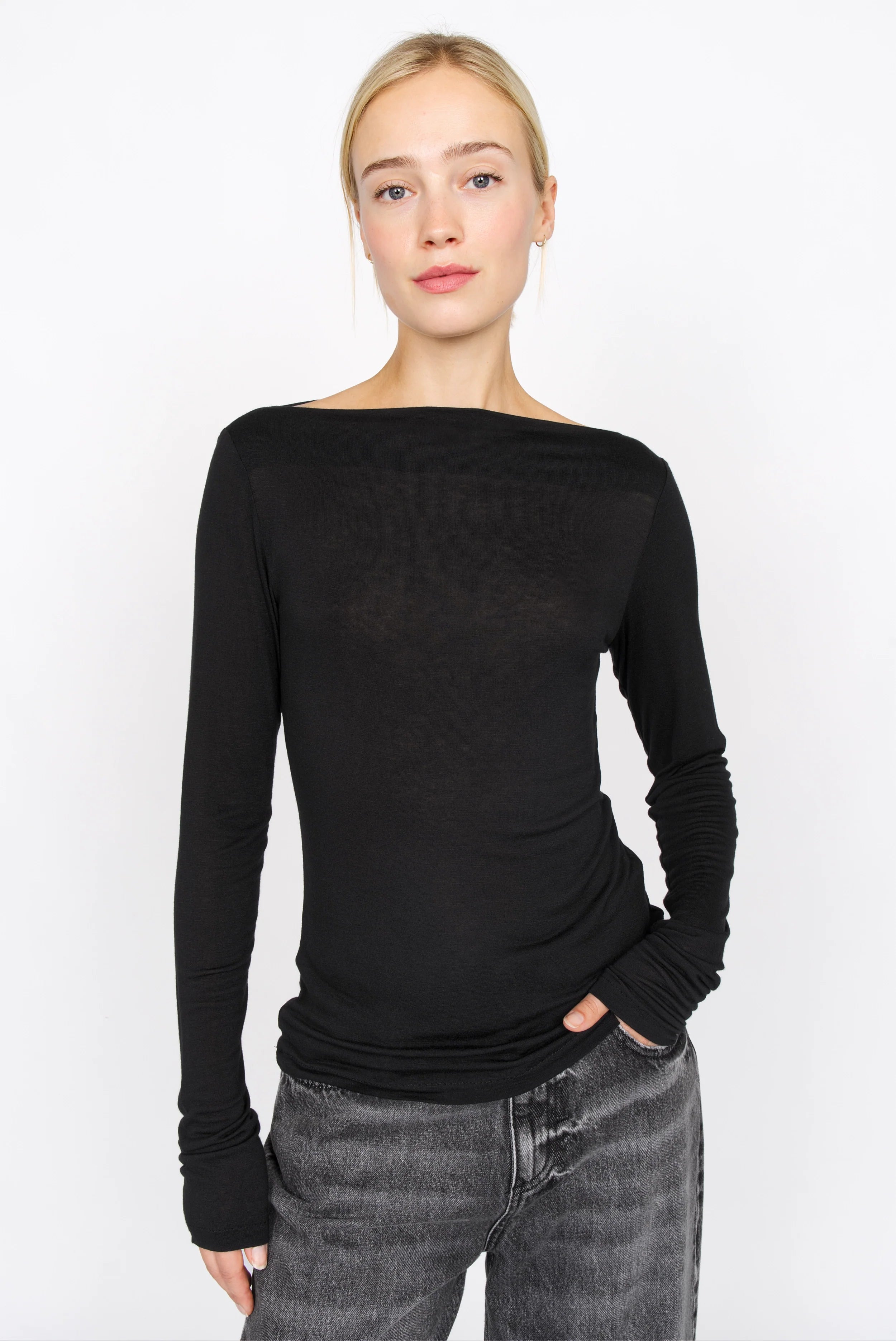 Schwarzes Longsleeve aus Kaschmirmix mit U-Boot Ausschnitt und extra langen Ärmeln, schmale Passform, semitransparent und weich fallend.