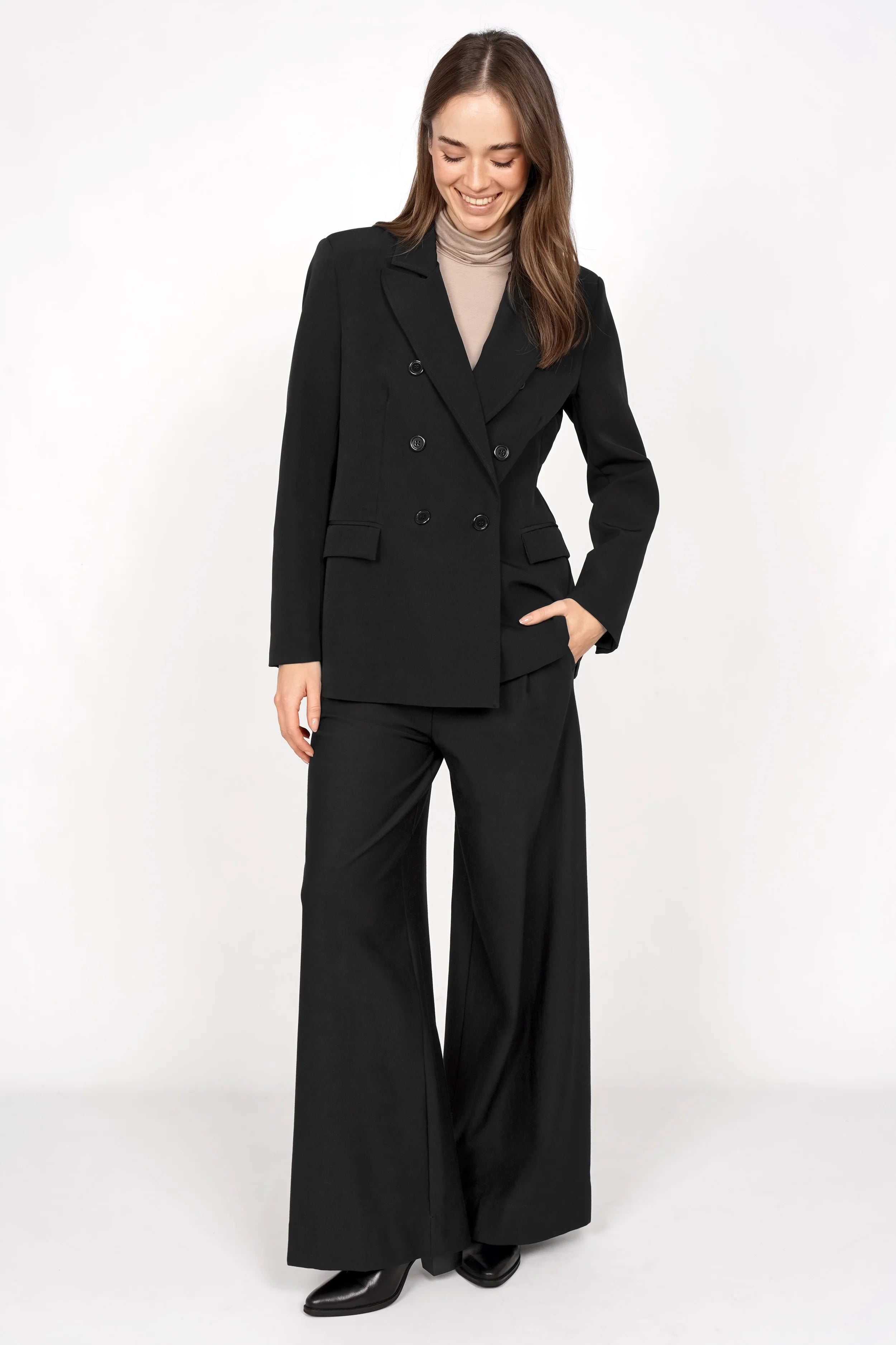 Frau trägt RUNYIA Doppelreihiger Blazer mit Reverskragen in Schwarz und weitem Hosenanzug