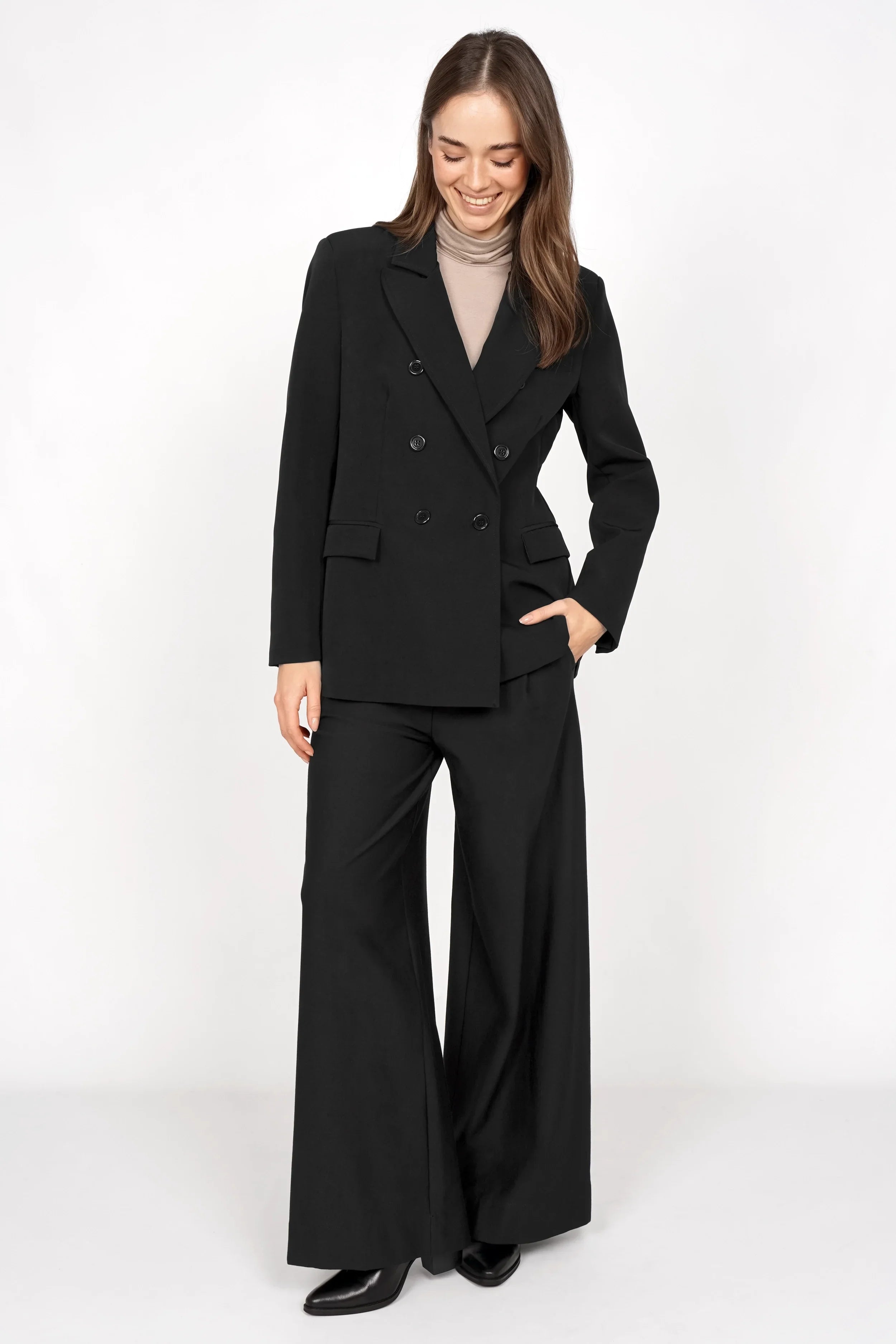 RUNYIA Doppelreihiger Blazer schwarz mit Reverskragen und leicht tailliertem Schnitt aus softer Stretch-Qualität