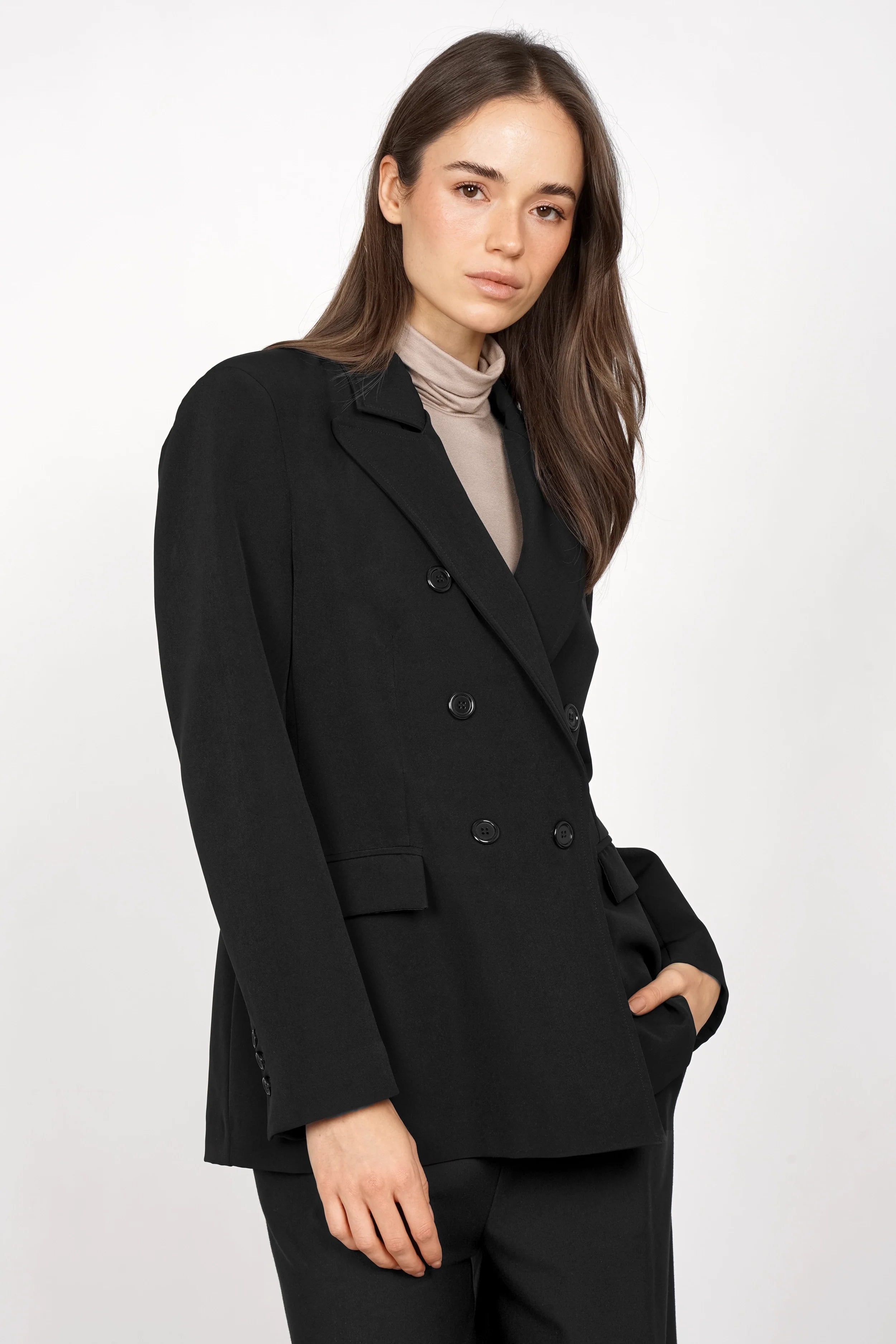 Frau trägt RUNYIA Doppelreihiger Blazer in Schwarz mit Reverskragen und leicht tailliertem Schnitt