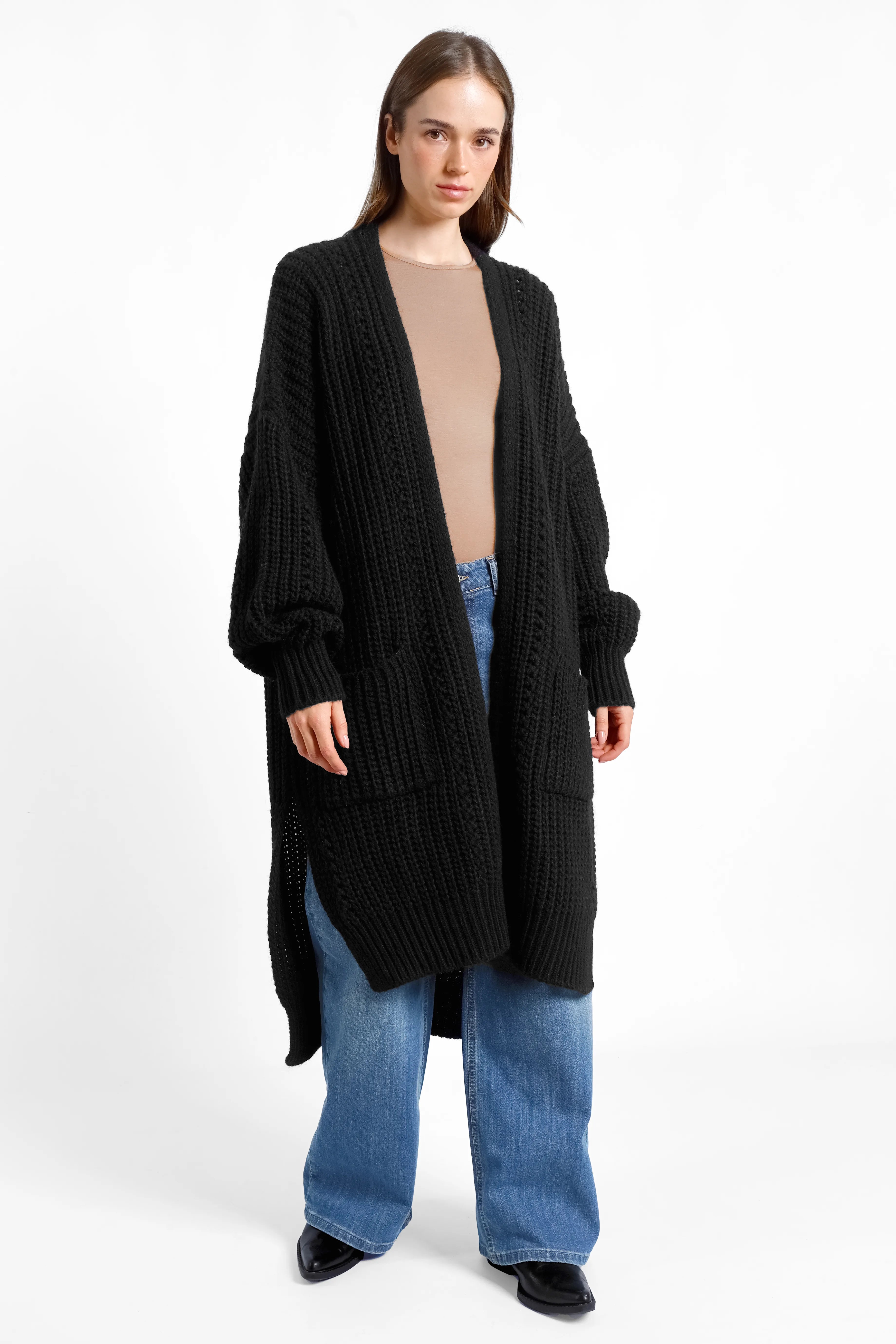 Schwarzer Longcardigan aus Ajour-Strick mit Alpakawolle, oversized mit weiten Ärmeln und seitlichen Schlitzen