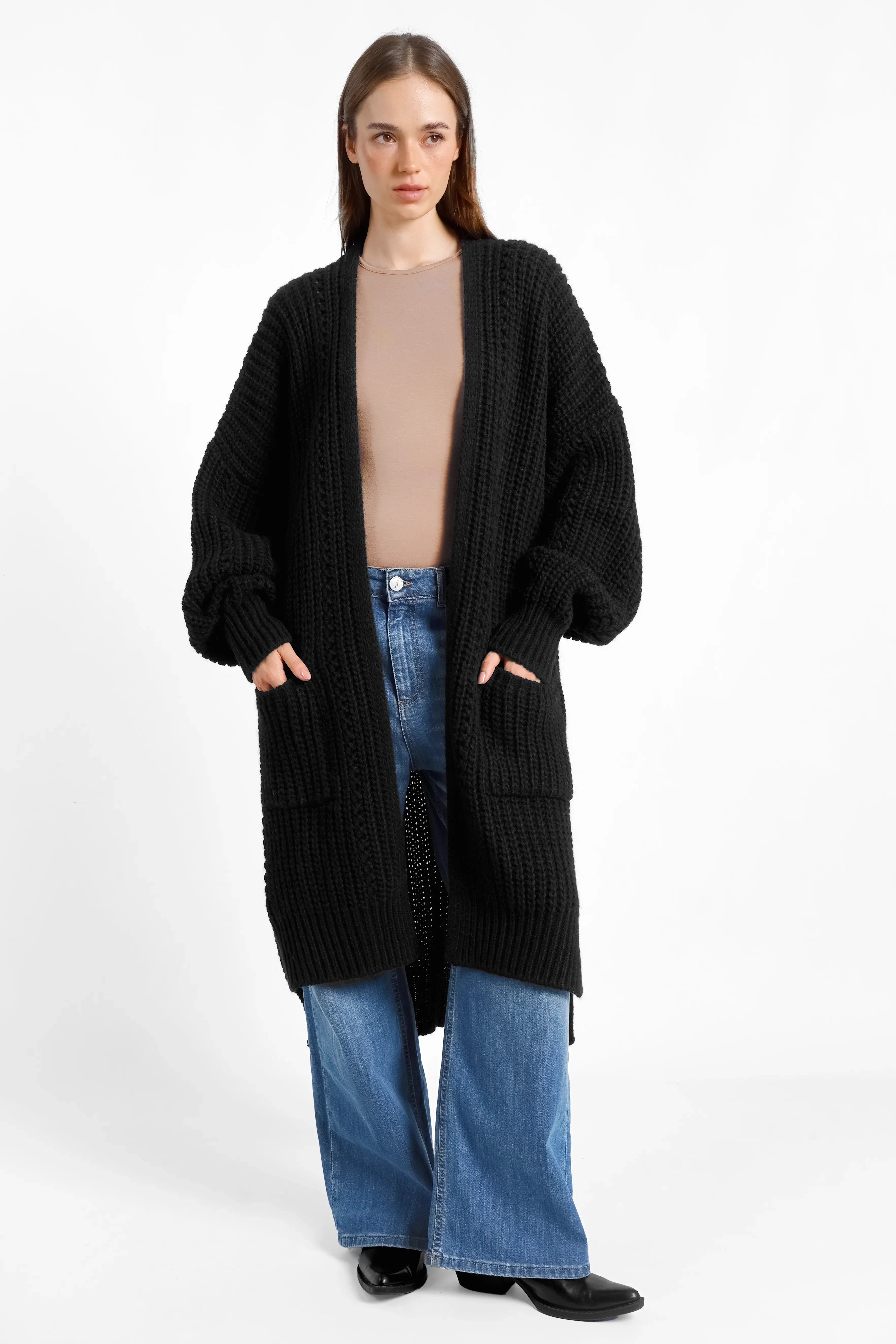 Schwarzer Longcardigan aus Ajour-Strick mit Alpakawolle, oversized, mit Taschen und seitlichen Schlitzen