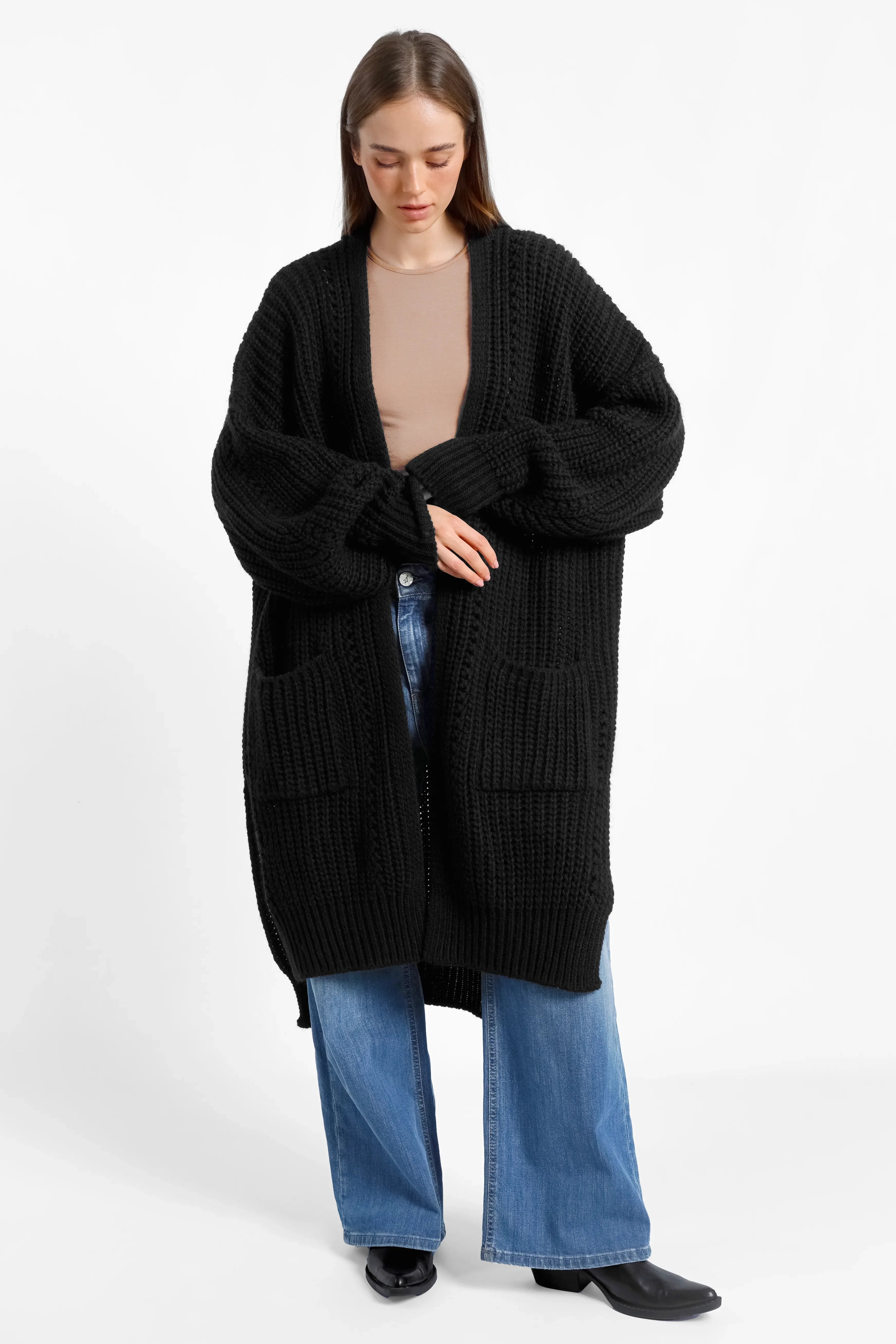 Damen Longcardigan aus Ajour-Strick mit Alpakawolle in Schwarz, oversized mit aufgesetzten Taschen und seitlichen Schlitzen.