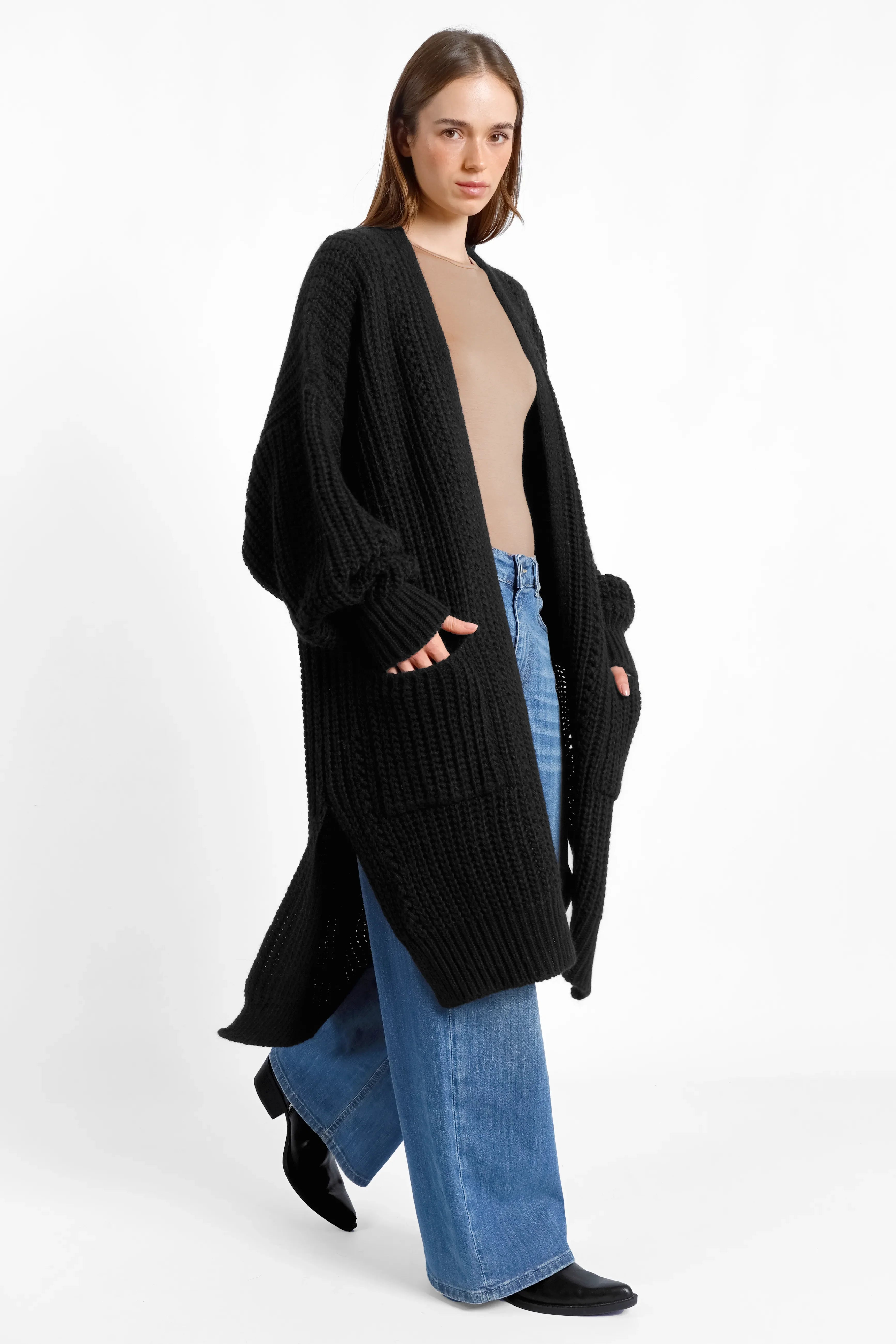 Schwarzer Longcardigan aus Ajour-Strick mit Alpakawolle, oversized mit weiten Ärmeln und seitlichen Schlitzen