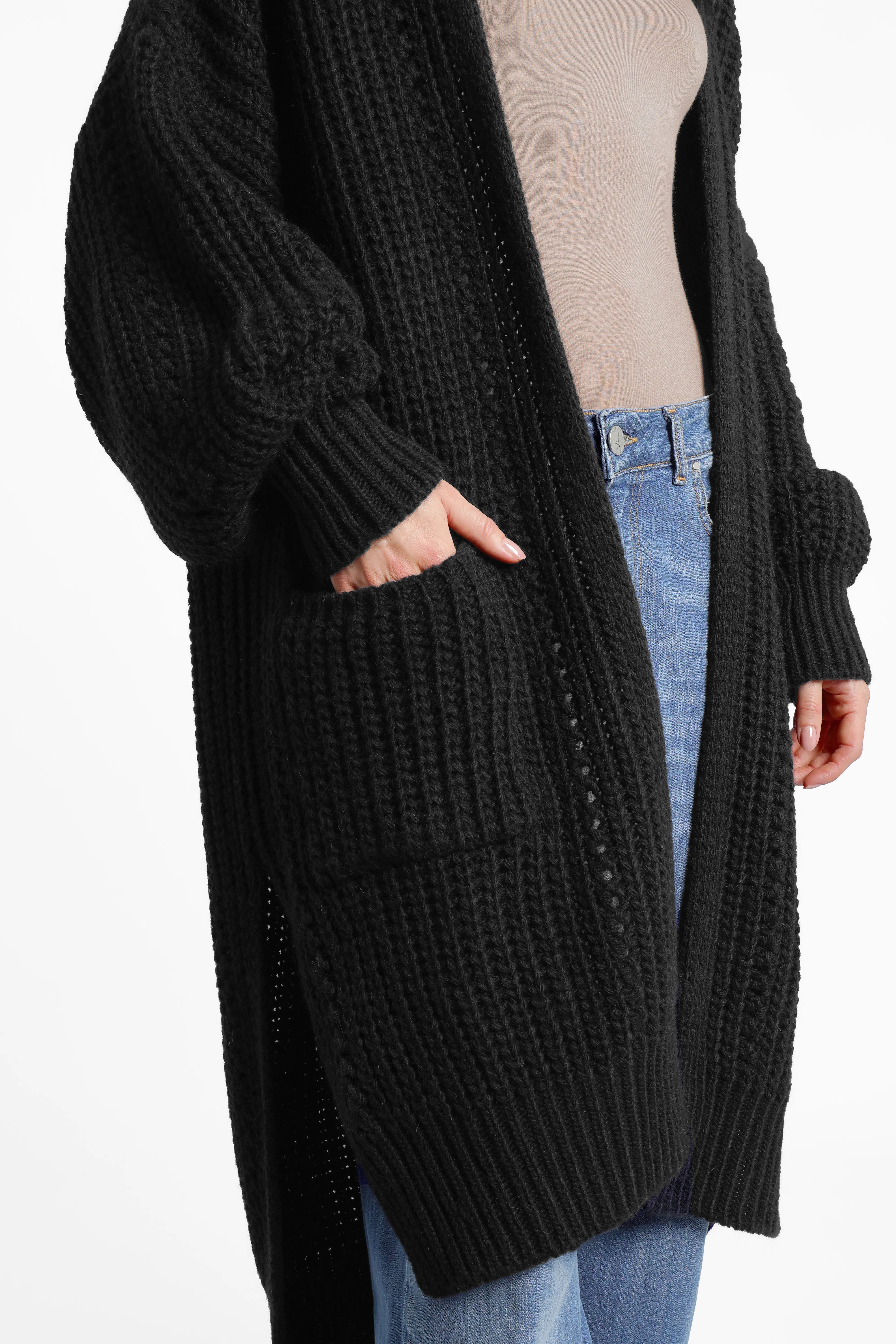 Schwarzer Longcardigan aus Ajour-Strick mit Alpakawolle, Oversize-Schnitt, aufgesetzten Taschen und seitlichen Schlitzen