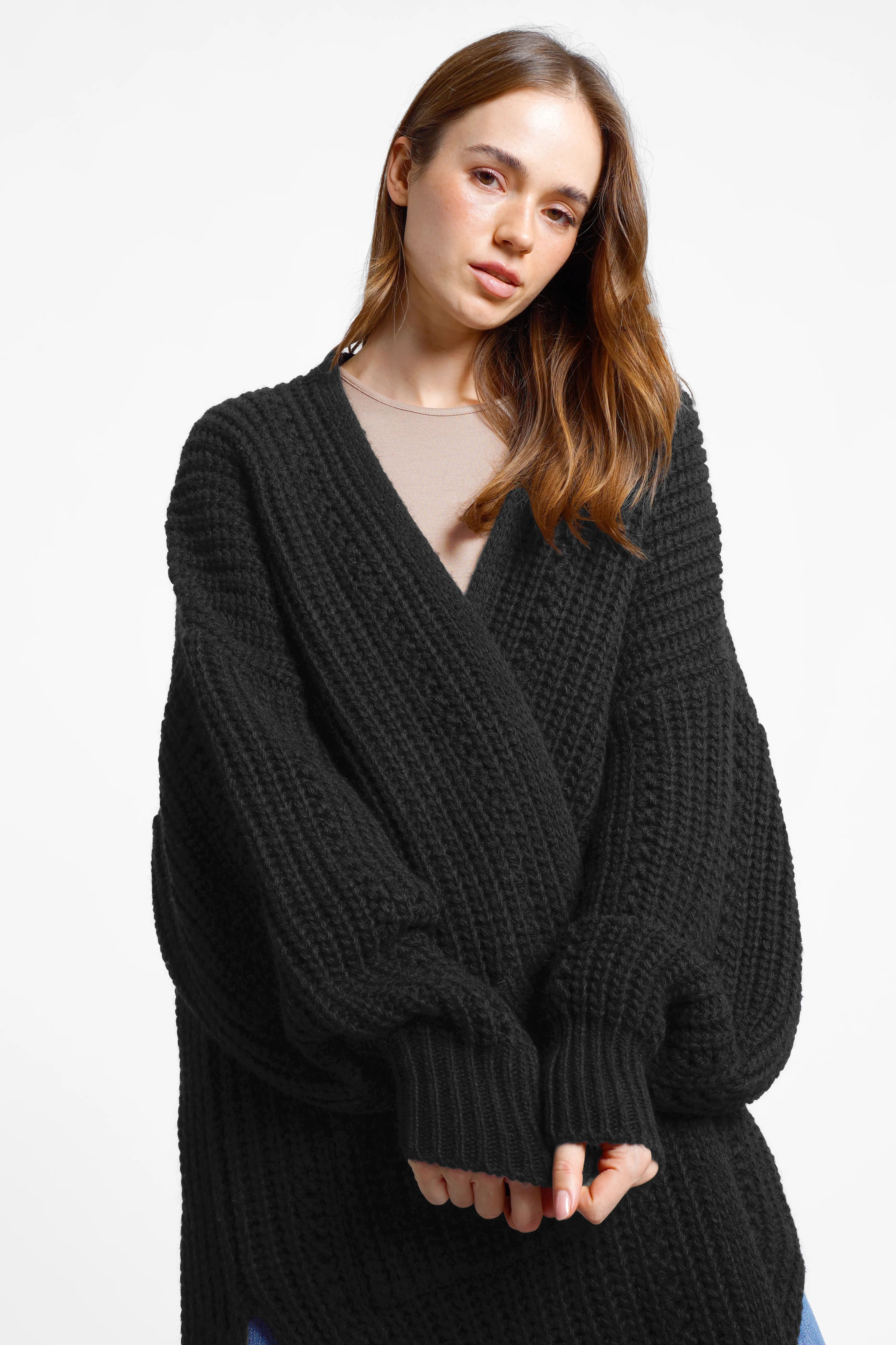 Schwarzer Longcardigan aus Ajour-Strick mit Oversize-Passform und Alpakawolle in modernem Design