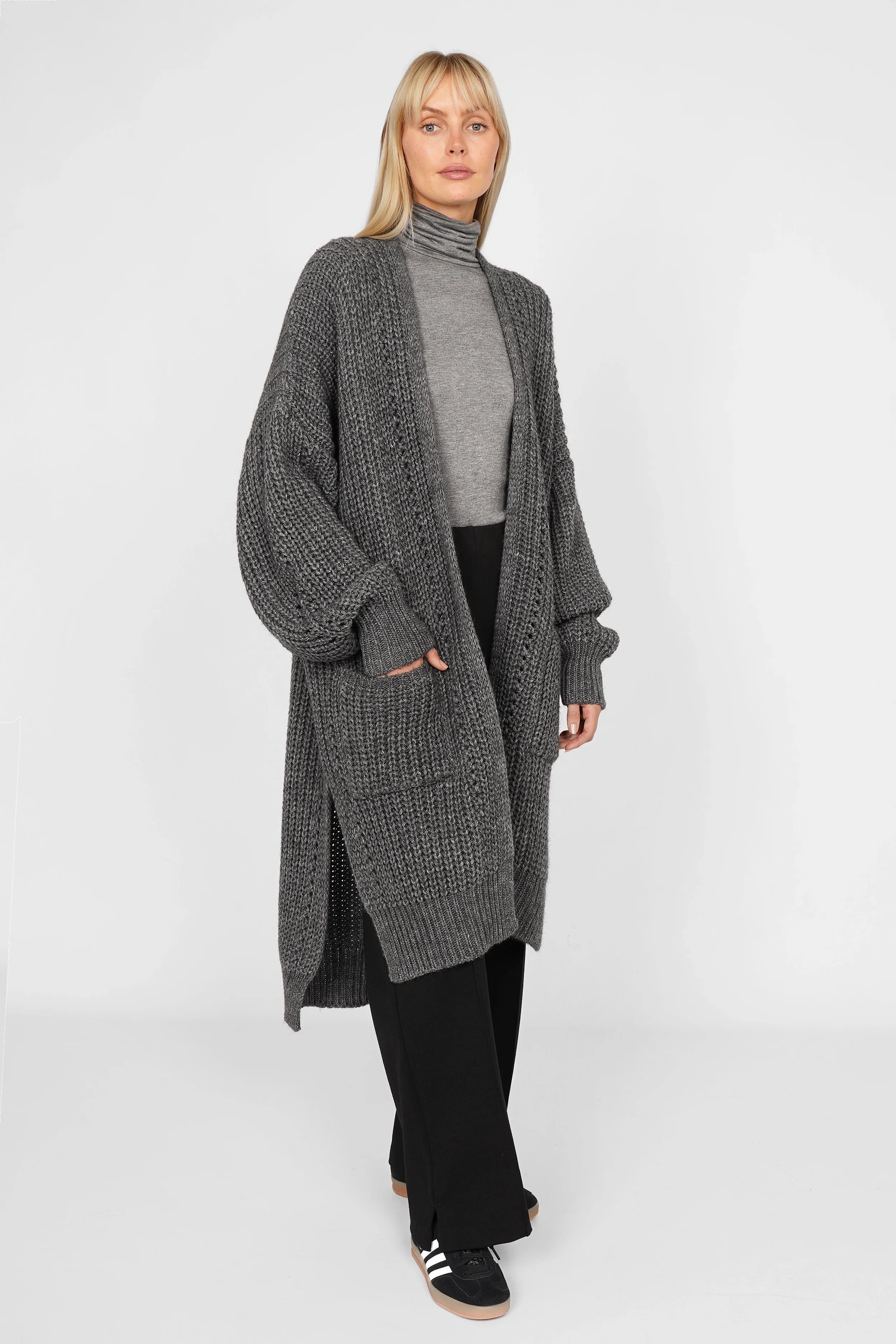 Damen Longcardigan aus grauem Ajour-Strick mit Alpakawolle, oversized, mit Taschen und seitlichen Schlitzen