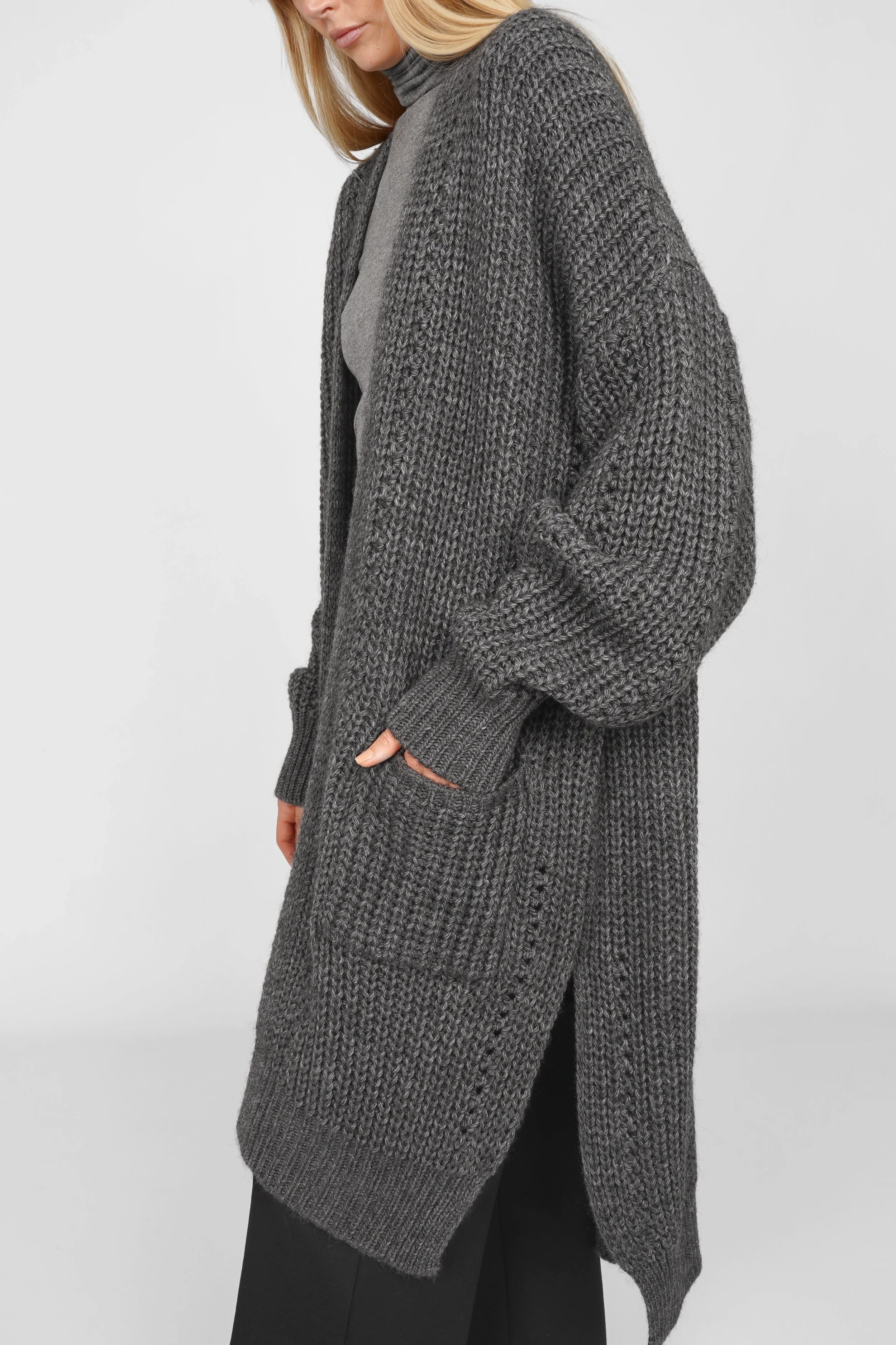 Damen Longcardigan aus Ajour-Strick mit Alpakawolle in Grau, Oversize-Schnitt mit seitlichen Schlitzen und aufgesetzten Taschen