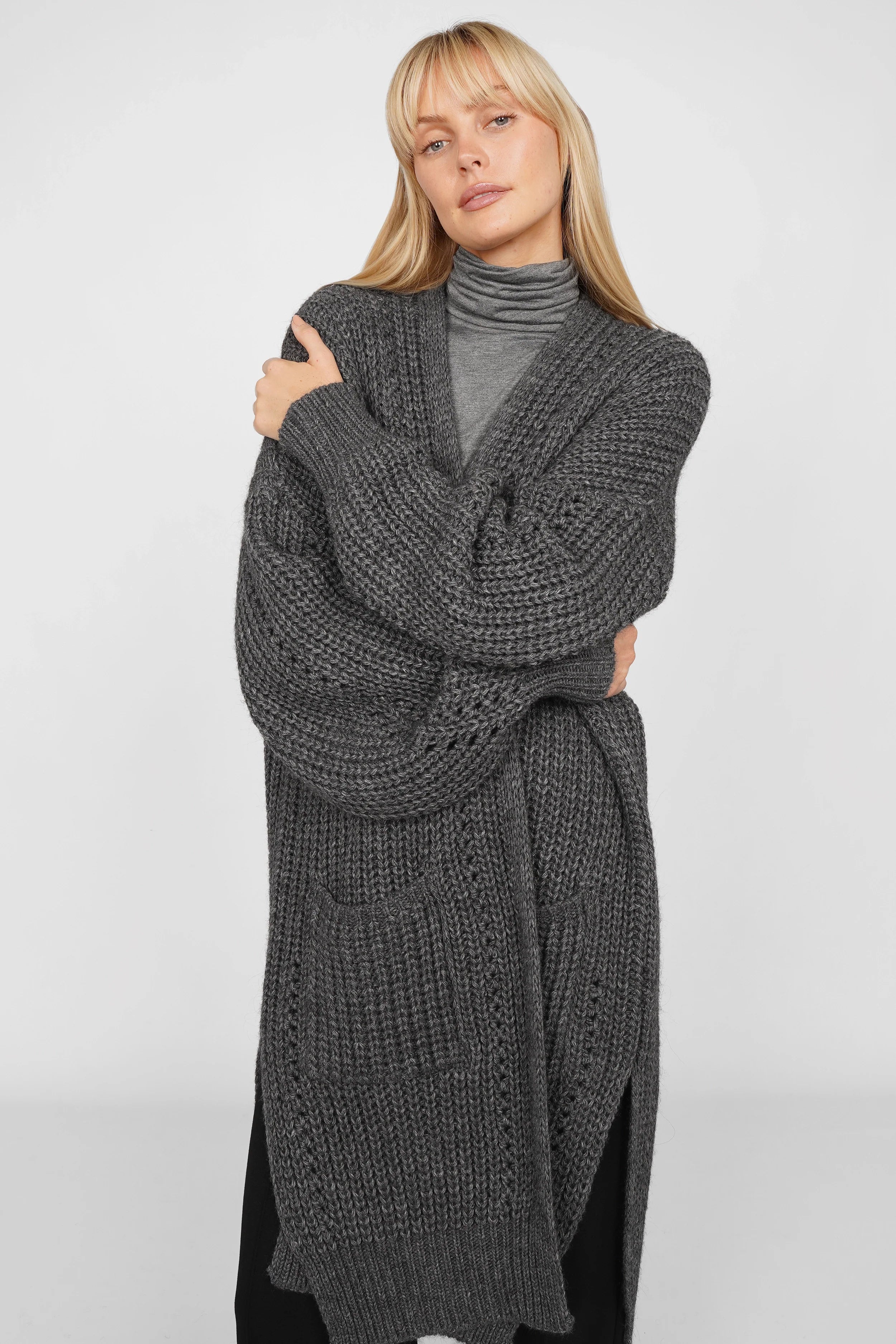 Dunkelgrauer Longcardigan aus Ajour-Strick mit Alpakawolle im oversized Stil mit Taschen und seitlichen Schlitzen