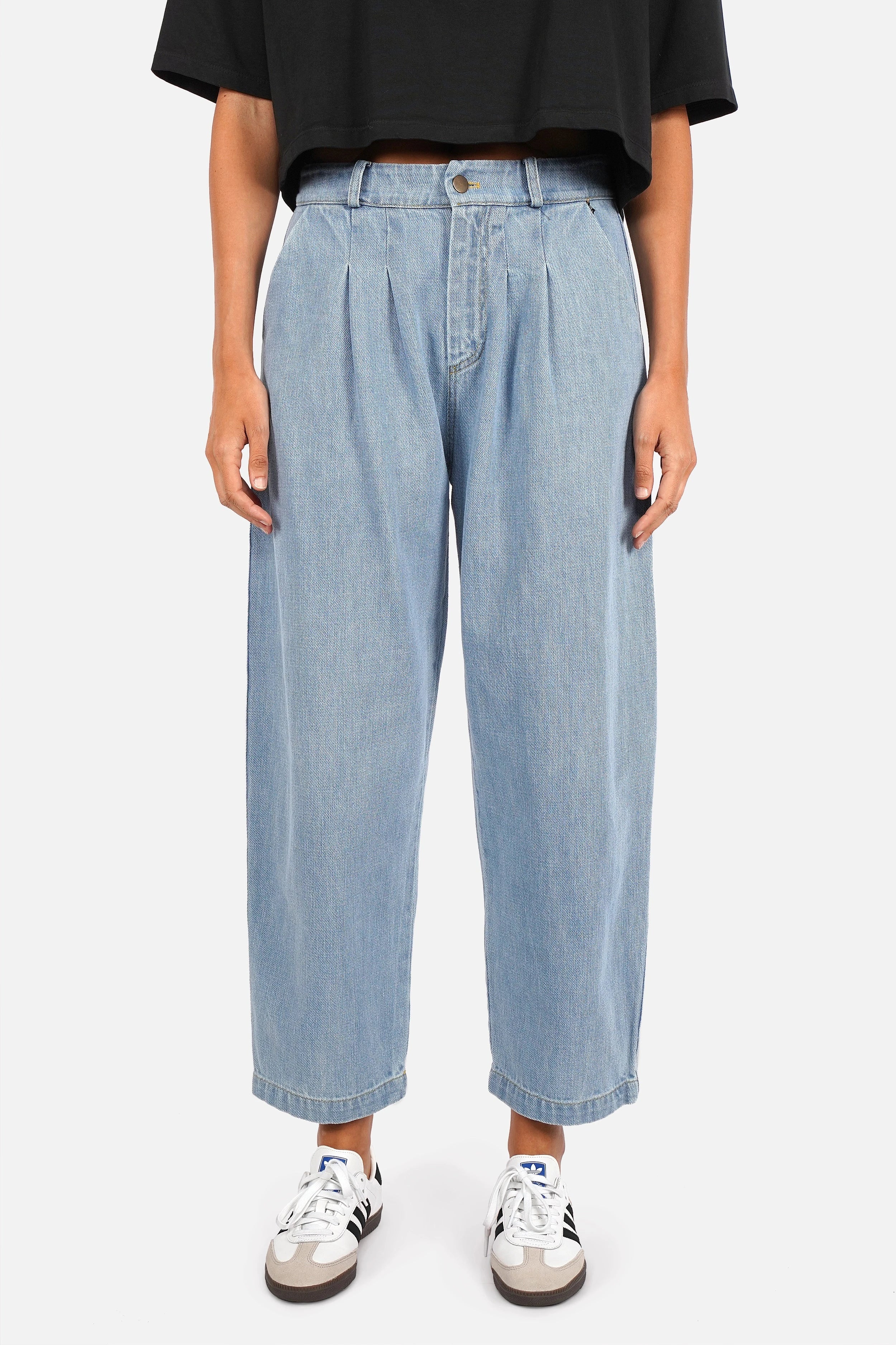 SAIKA Relaxed Tapered Hose in washed blue denim with relaxed fit and tapered legs