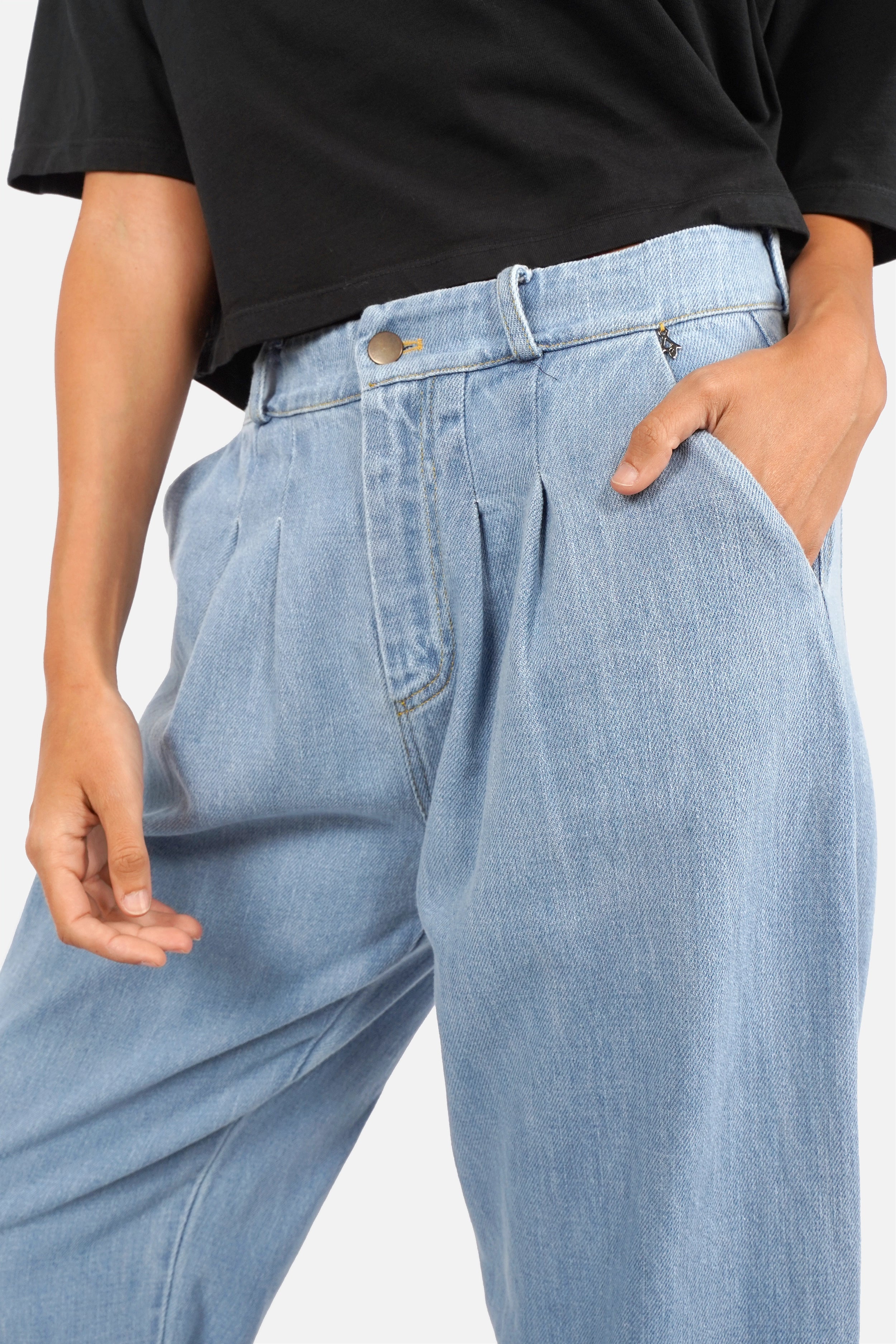 SAIKA Relaxed Tapered Hose in washed blue denim with relaxed fit and tapered leg