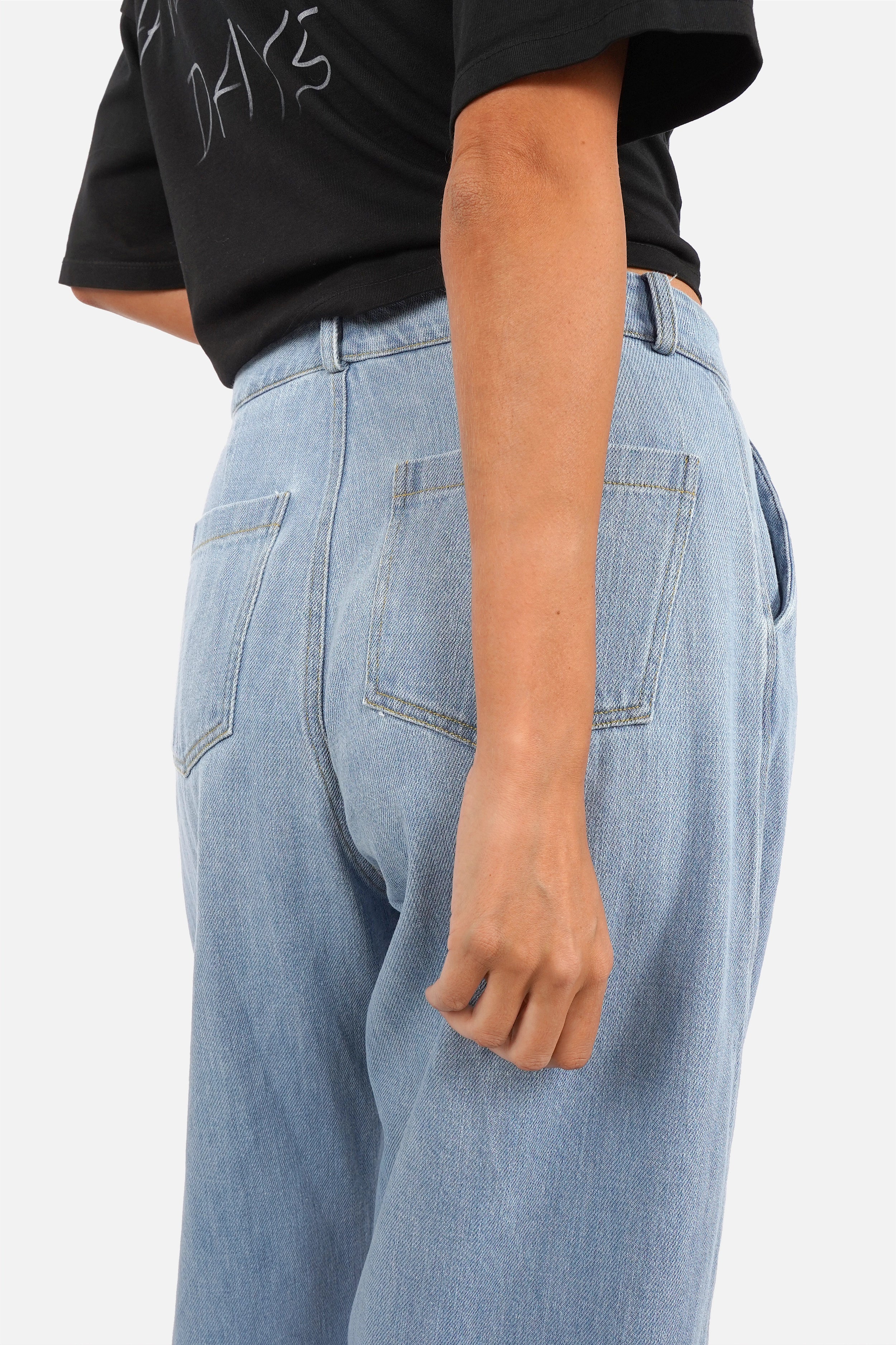 SAIKA Relaxed Tapered Hose in washed blue denim with relaxed fit and tapered legs