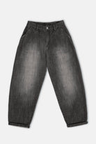 SAIKA Relaxed Tapered Hose aus strukturierter Baumwolle in washed black mit Whisker-Falten und lockerer Passform