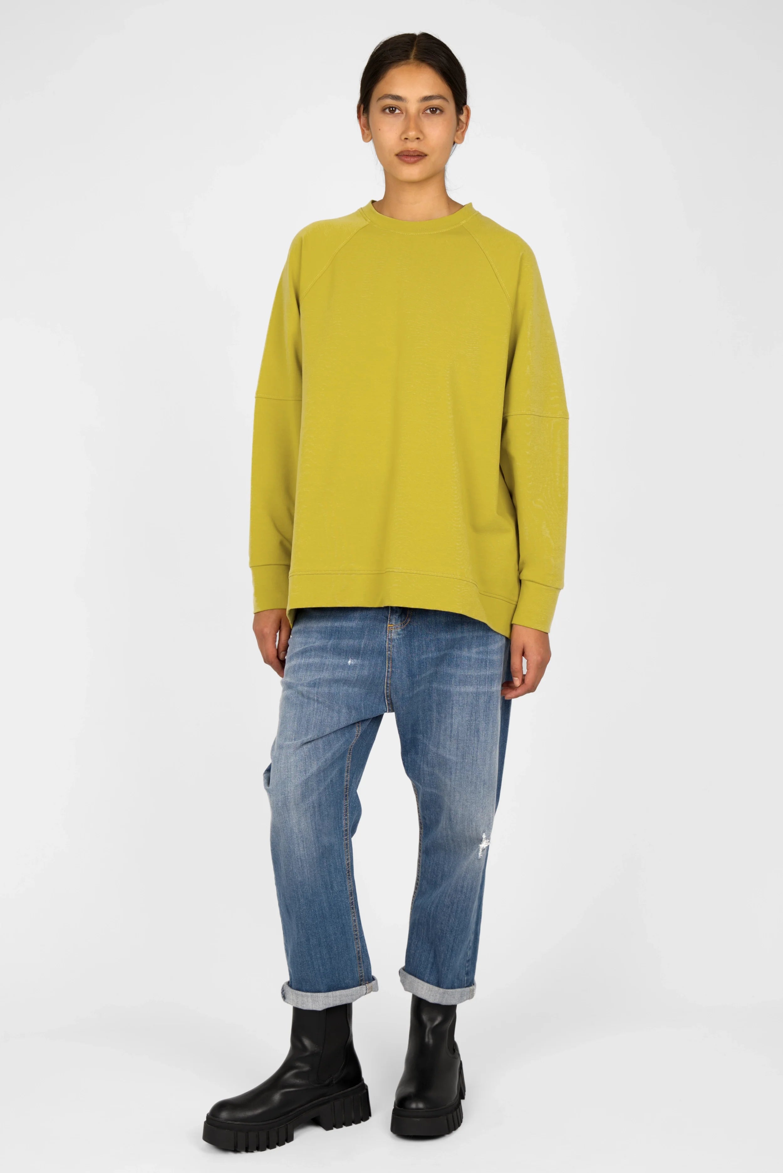 Lässiger SELKA Sweater in A-Linie mit Raglanärmeln, schmalem Rundhalsausschnitt und tonaler Logo-Stickerei, hinten länger geschnittener Saum.