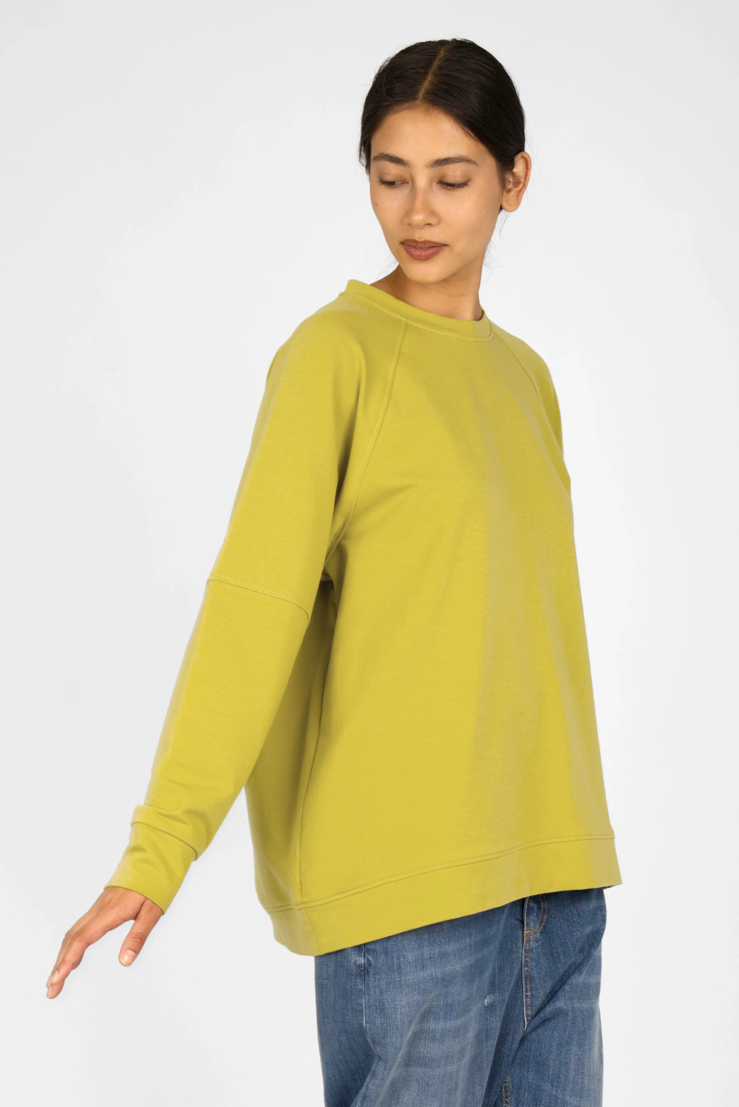 Lässiger SELKA Sweater mit A-Linie, Raglanärmeln und tonaler Logo-Stickerei in Olivegrün
