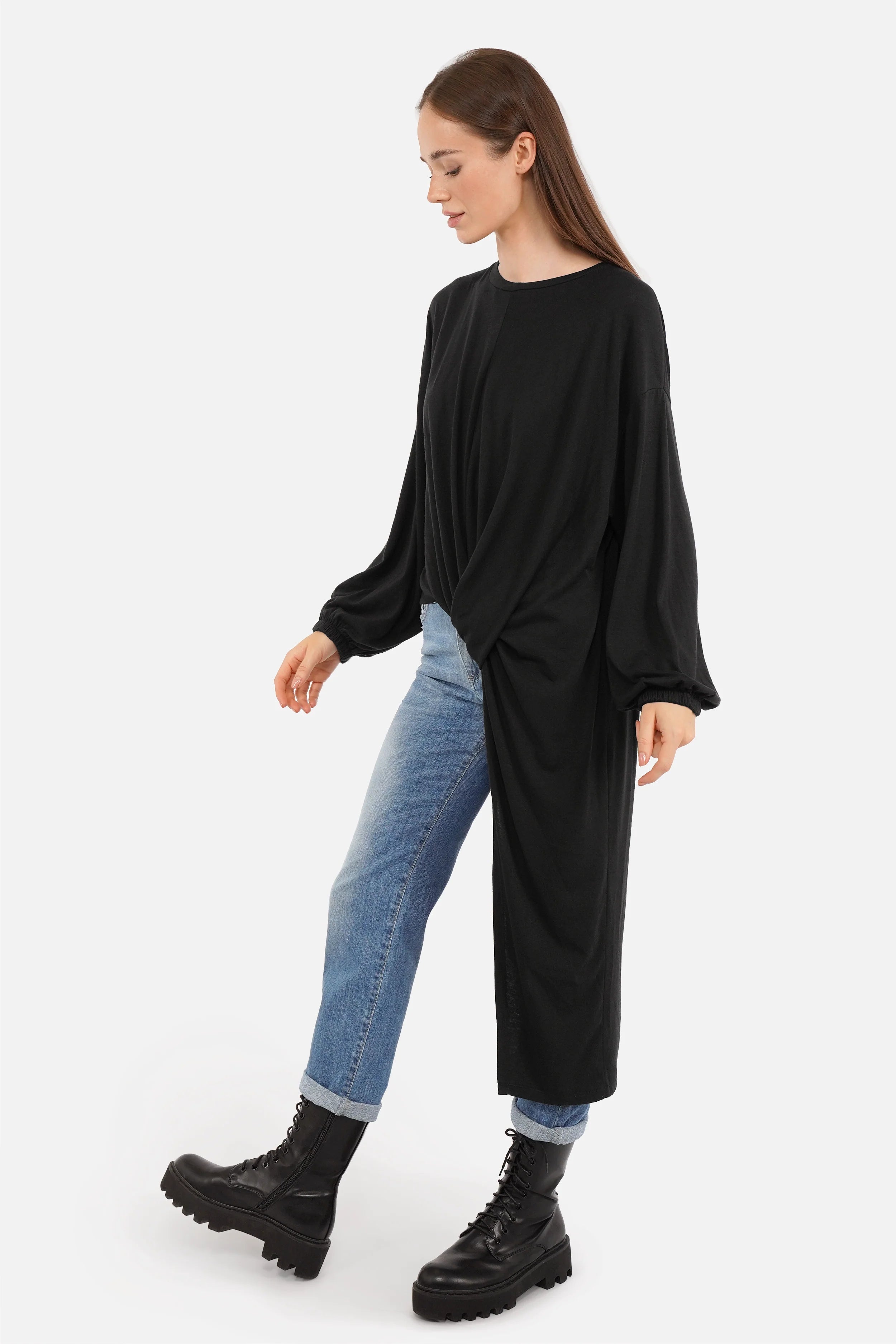 Schwarzes SENA Longline Shirt mit Drapierung und asymmetrischem Saum in Jerseyqualität