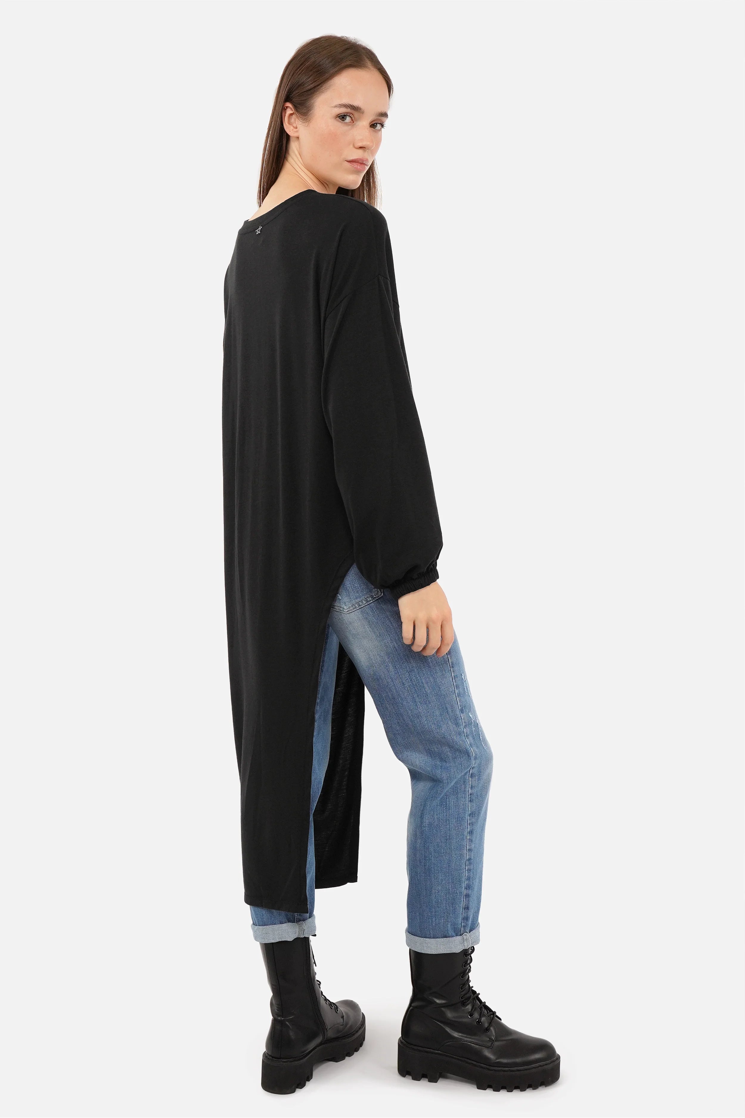SENA Longline Shirt Schwarz mit asymmetrischem Saum und Drapierung aus weicher Jerseyqualität