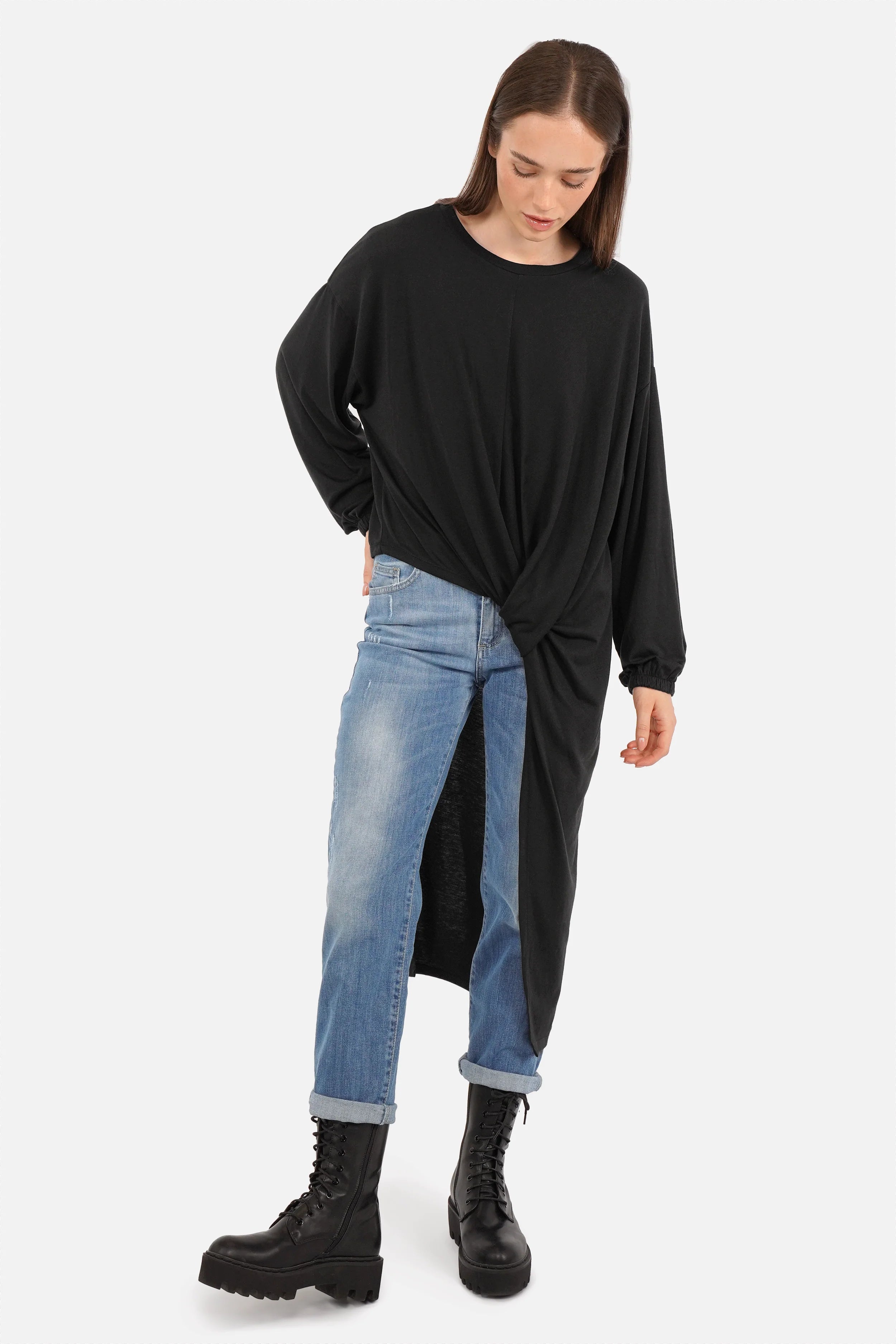 Schwarze SENA Longline Shirt mit asymmetrischer One Shoulder Drapierung und Rundhalsausschnitt