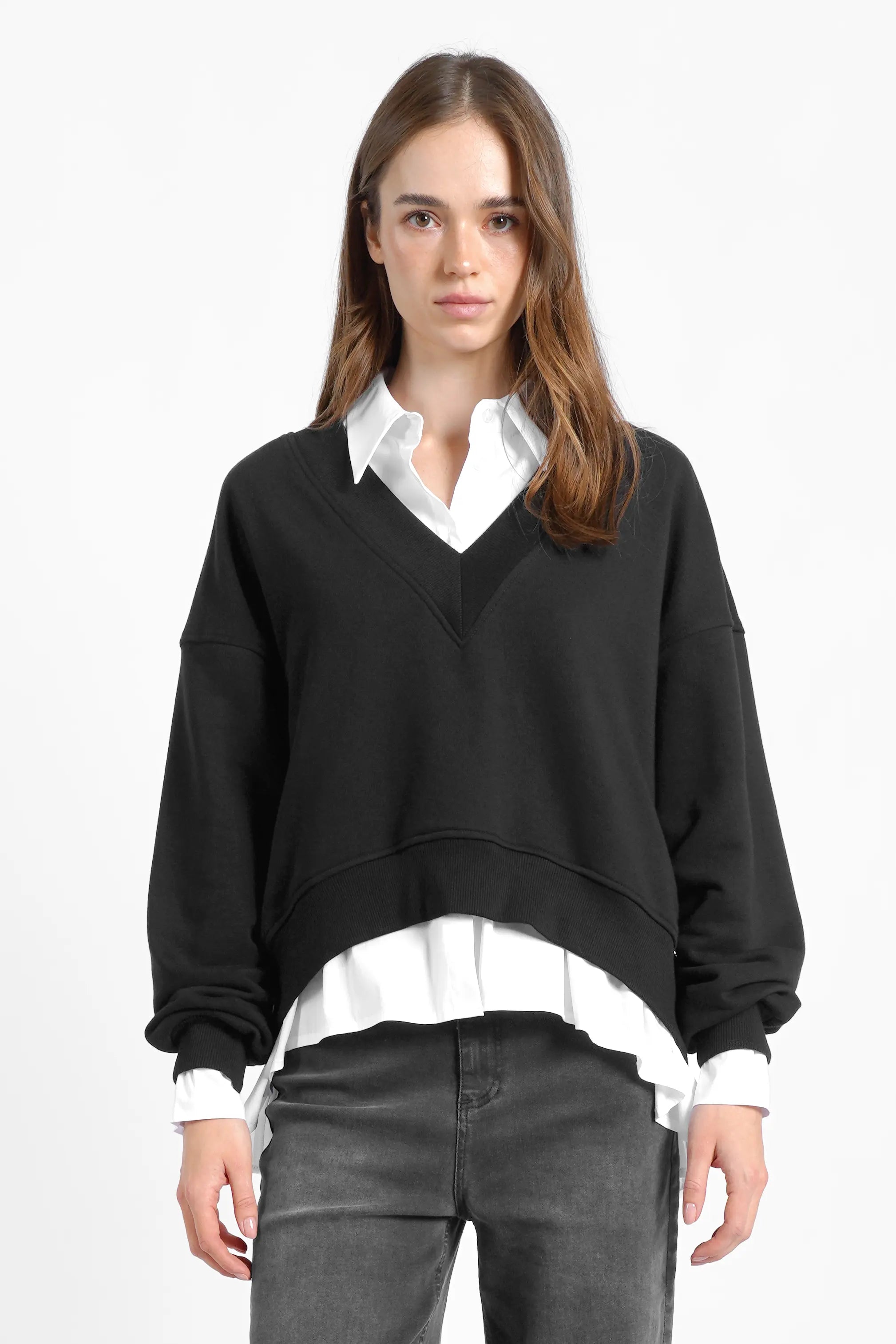 Schwarzer SEREA Sweater mit tiefem V-Ausschnitt, verkürztem Saum und Raffdetail am Ärmel aus weichem Sweatstoff