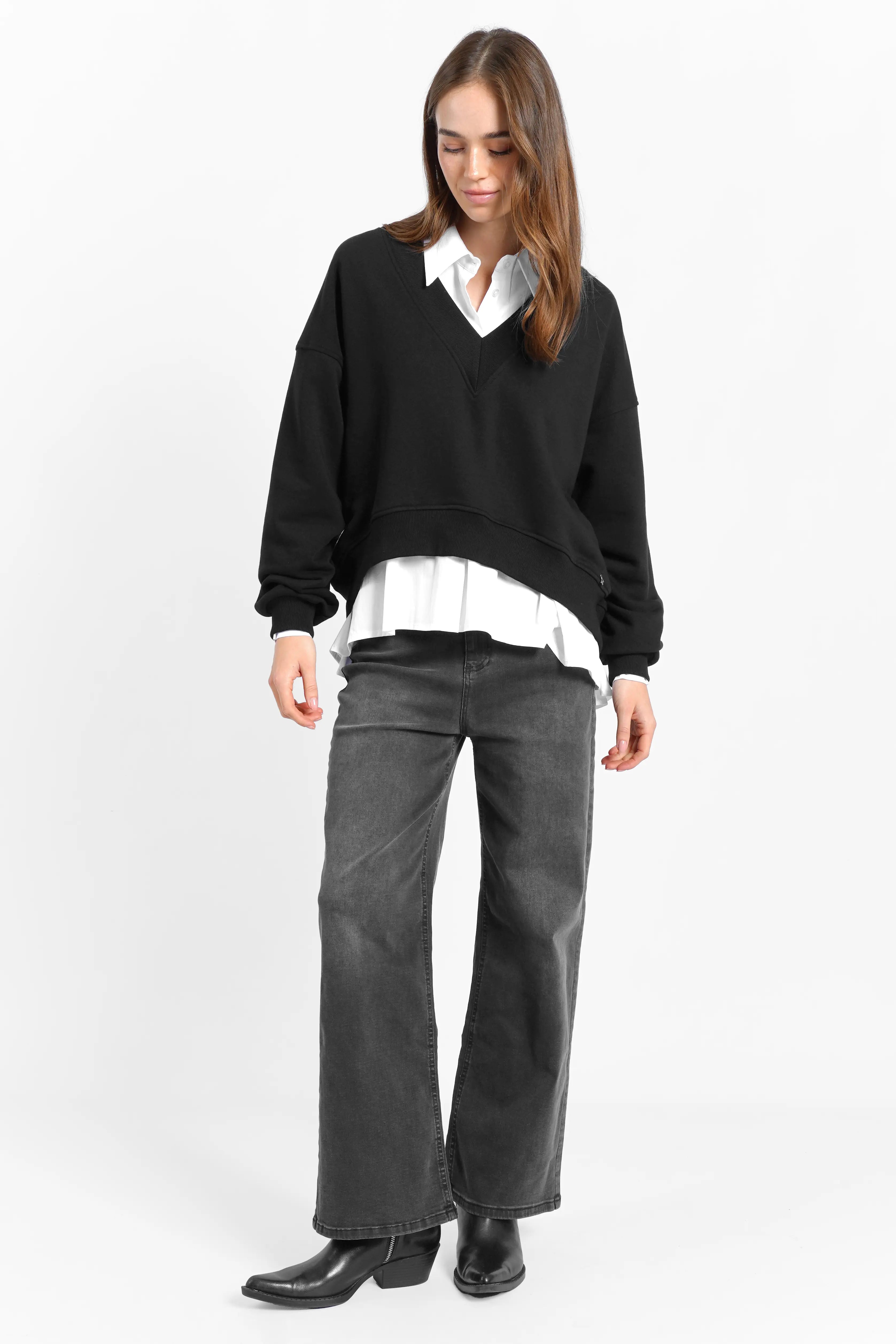 Schwarzer SEREA Sweater mit tiefem V-Ausschnitt und Raffdetail am Ärmel im Relaxed Fit