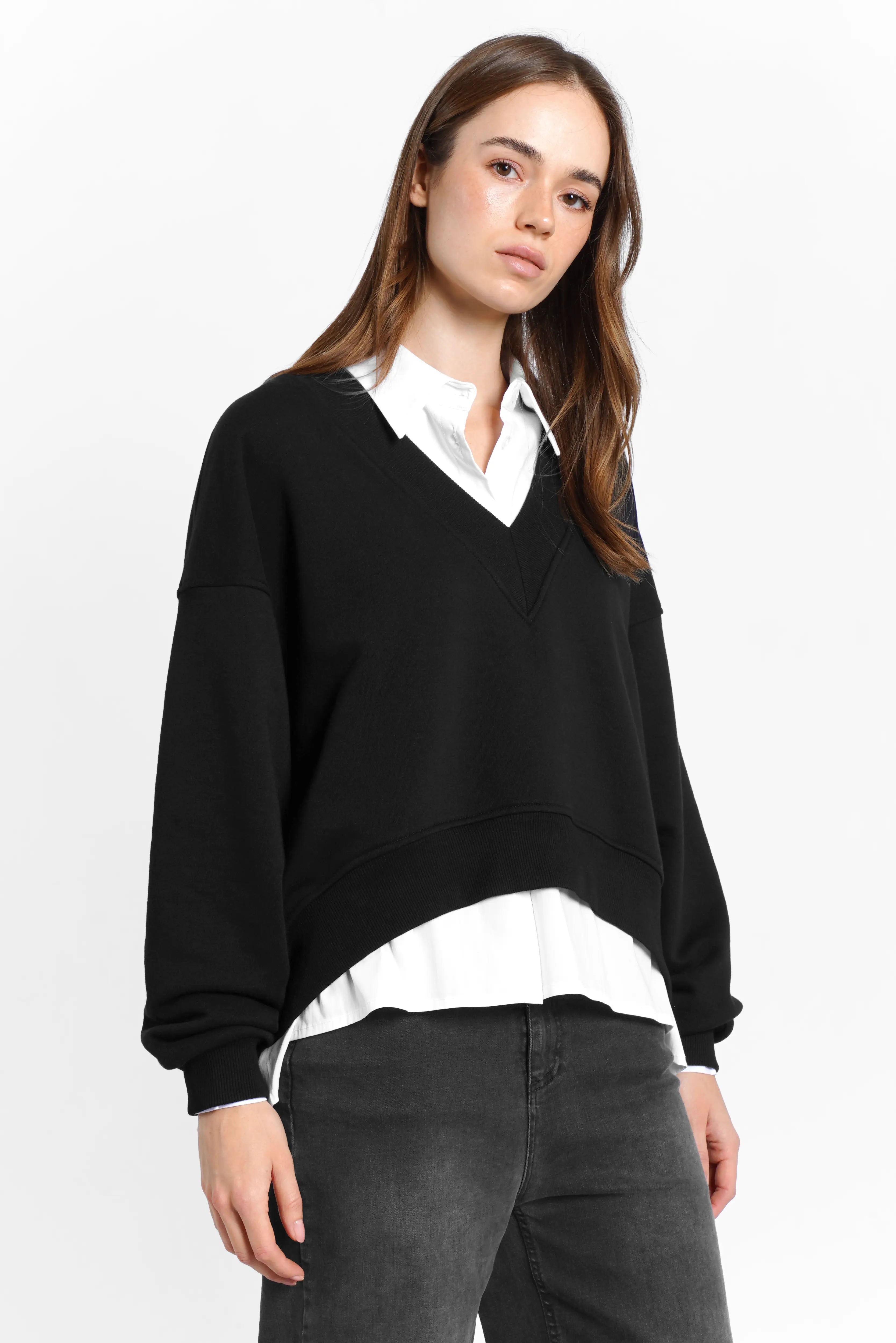 SEREA Sweater black V-neck relaxed fit with ruched sleeves and cropped hem for layering