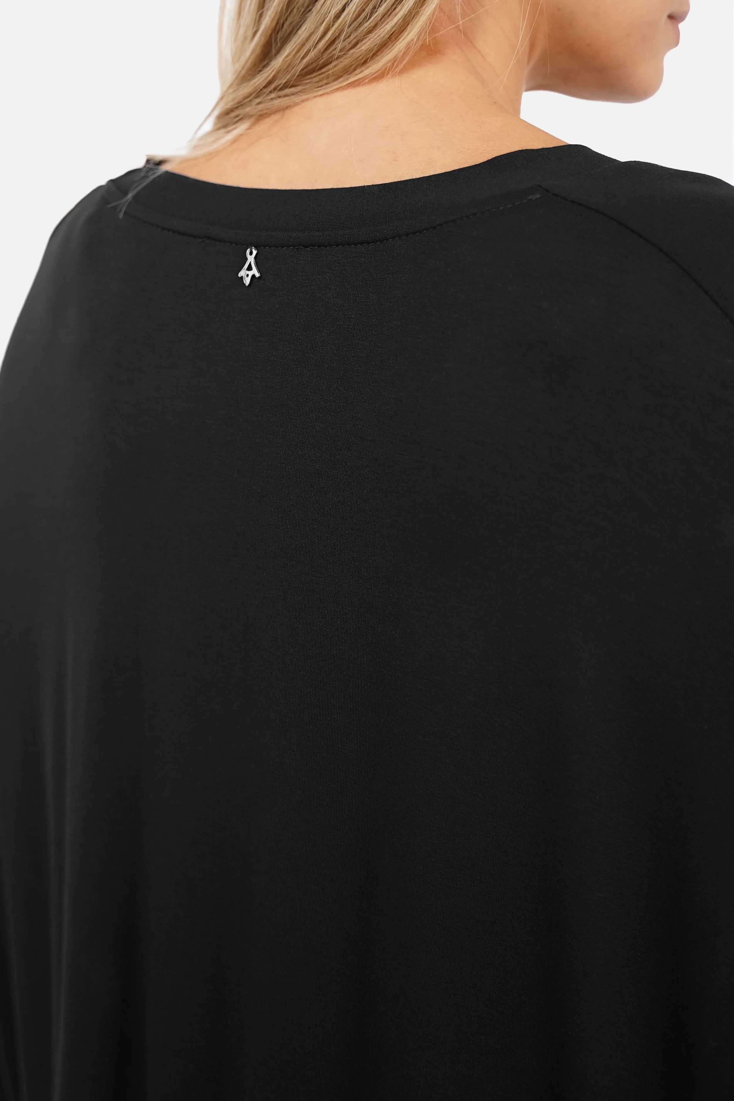 SERYN V-Neck Shirt aus fließender Viskose mit V-Ausschnitt und Fledermausärmeln in weiter Passform