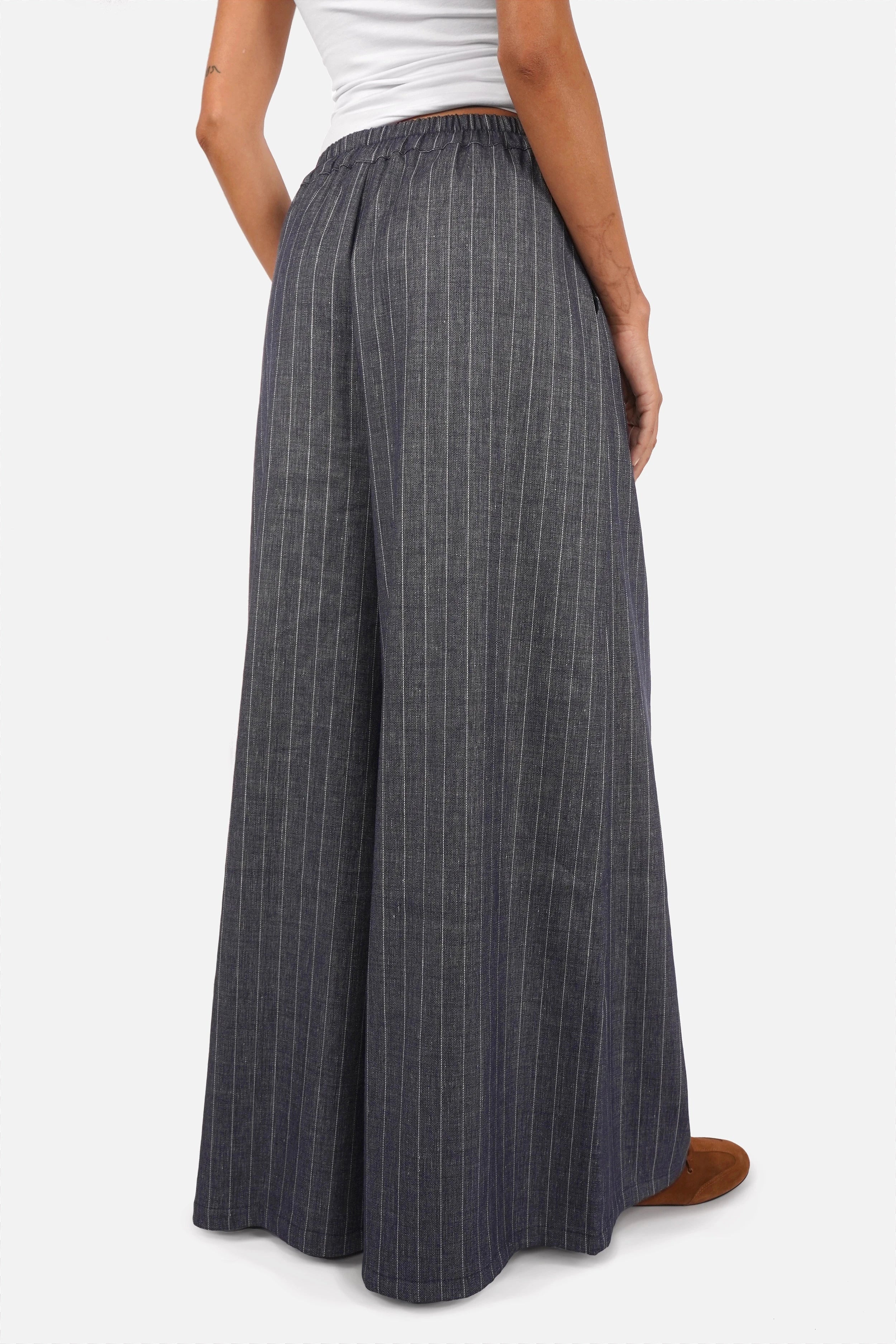 SIANA Wide Leg Hose aus luftig leichtem Leinenmix mit Gummibund und seitlichen Eingrifftaschen, weites Bein, Regular Fit, getragen von Model in Größe XS