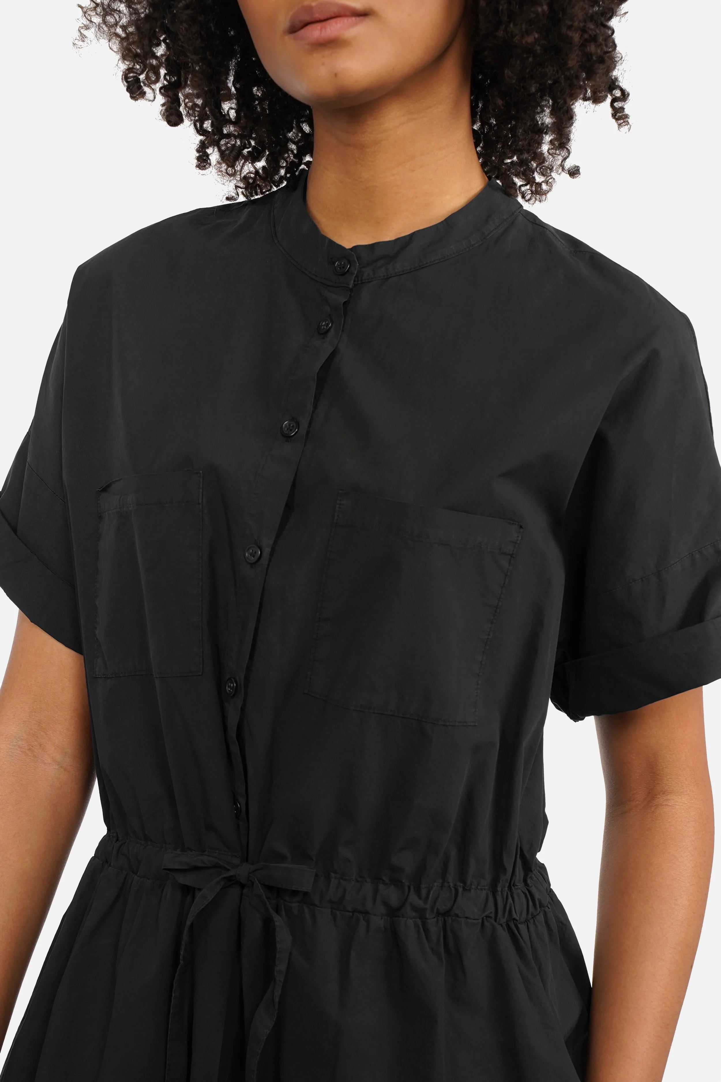 SIVIE Popeline Kleid mit Stehkragen, Brusttaschen und Tunnelzug in Knie Länge, luftiger Relaxed Fit