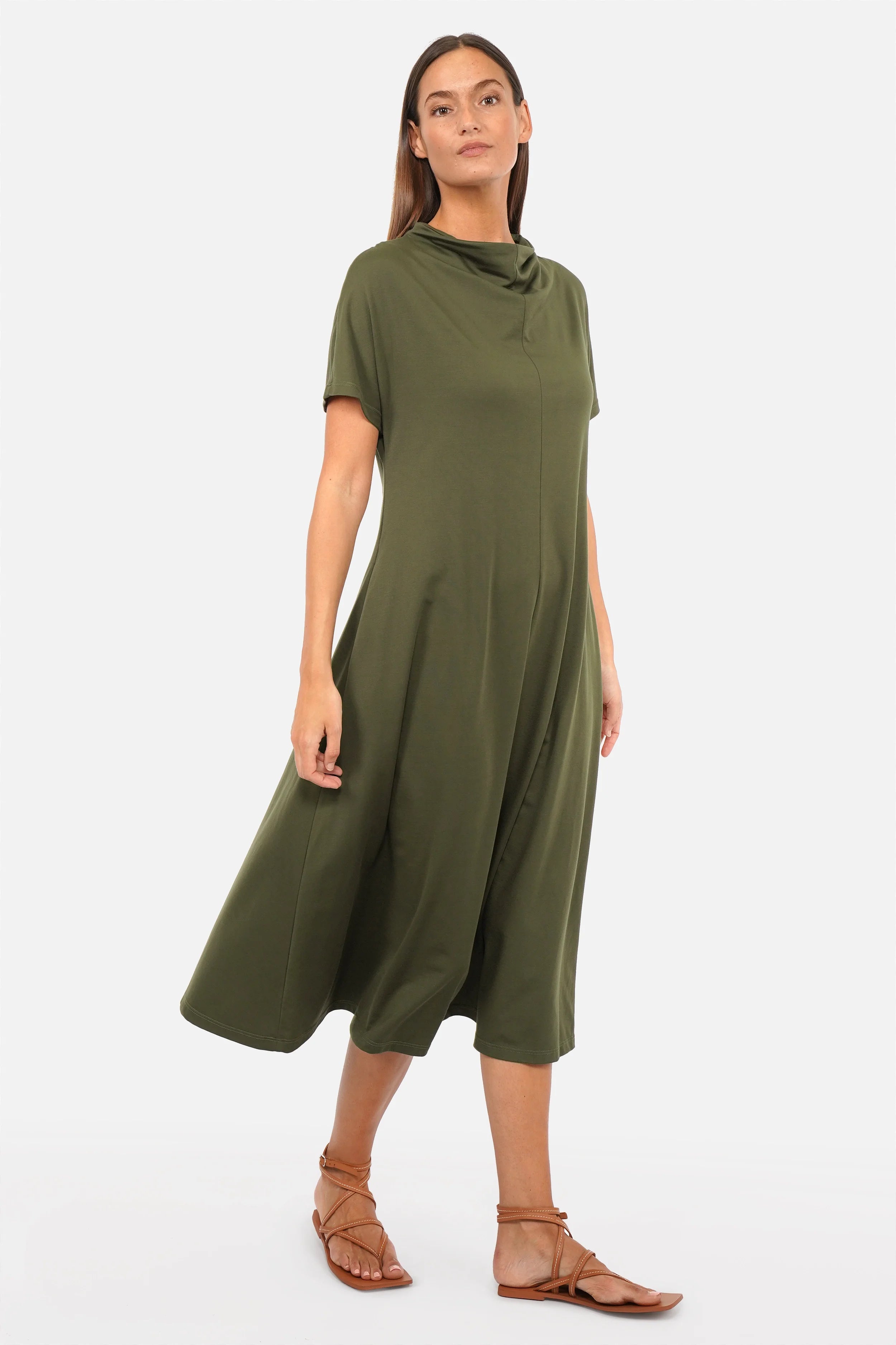 SMINA Jersey Maxikleid aus fließendem Viskosejersey mit Mockneck, angeschnittenen Ärmeln und seitlichen Eingrifftaschen in A-Linie und Maxi Länge.