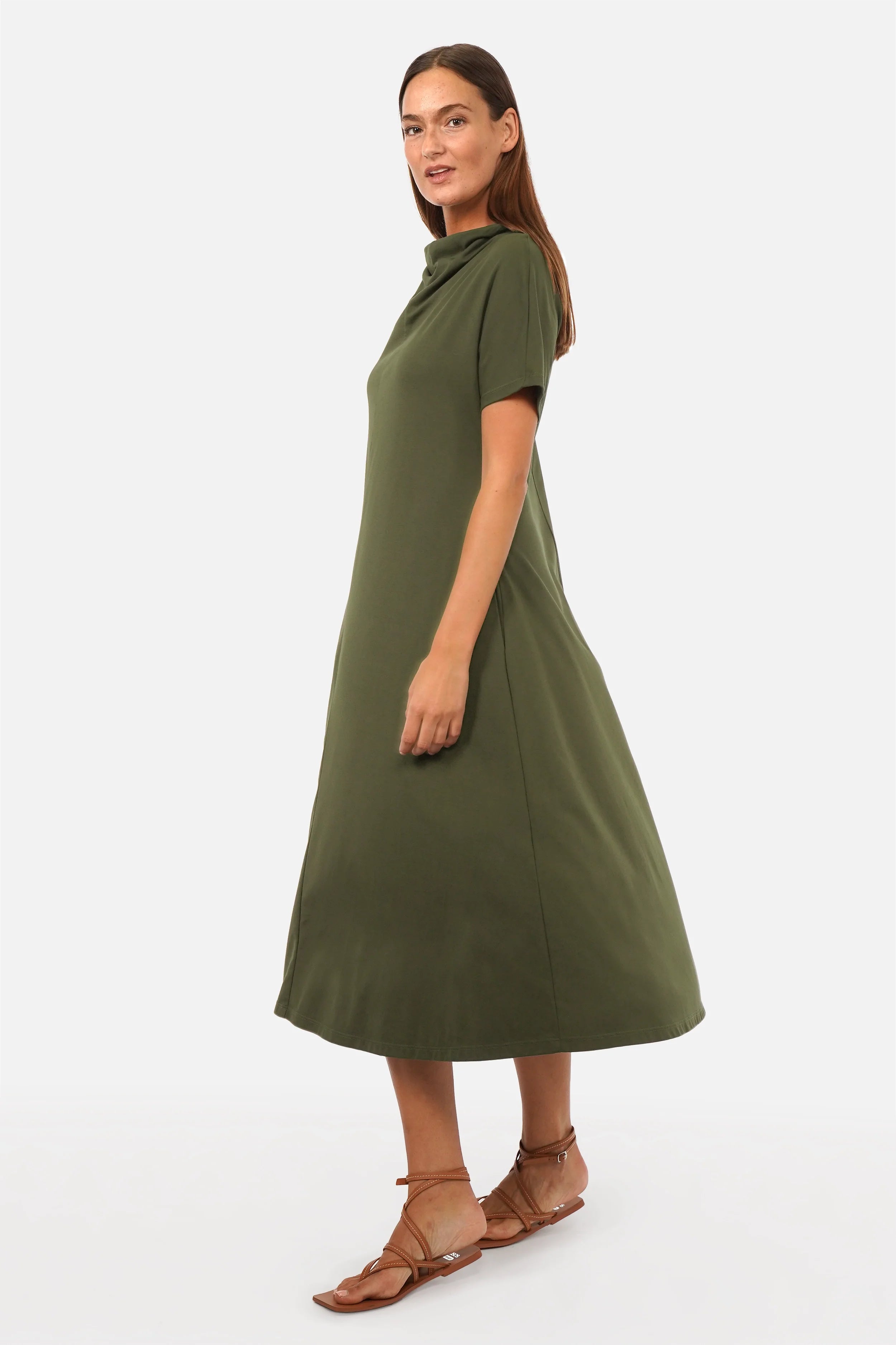 SMINA Jersey Maxikleid aus fließendem Viskosejersey mit Mockneck, angeschnittenen Ärmeln und seitlichen Eingrifftaschen in A-Linie, maxi Länge.